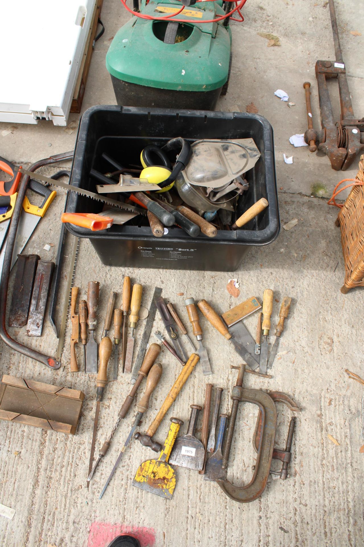 AN ASSORTMENT OF TOOLS TO INCLUDE G CLAMPS, CHISELS AND SAWS ETC - Image 2 of 7