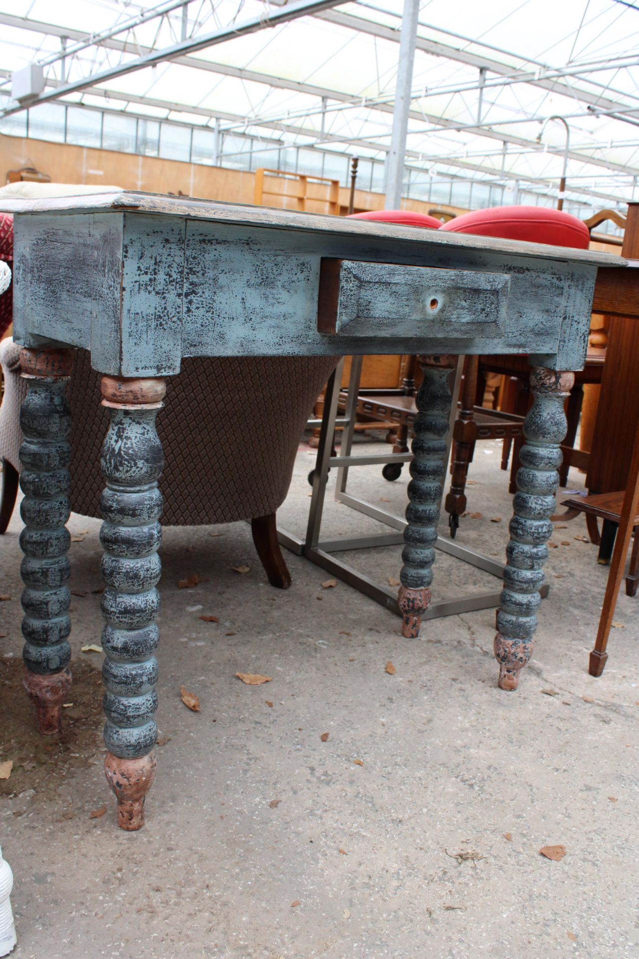A SHABBY CHIC SIDE TABLE ON TURNED LEGS WITH SINGLE DRAWER 35" WIDE - Image 2 of 2