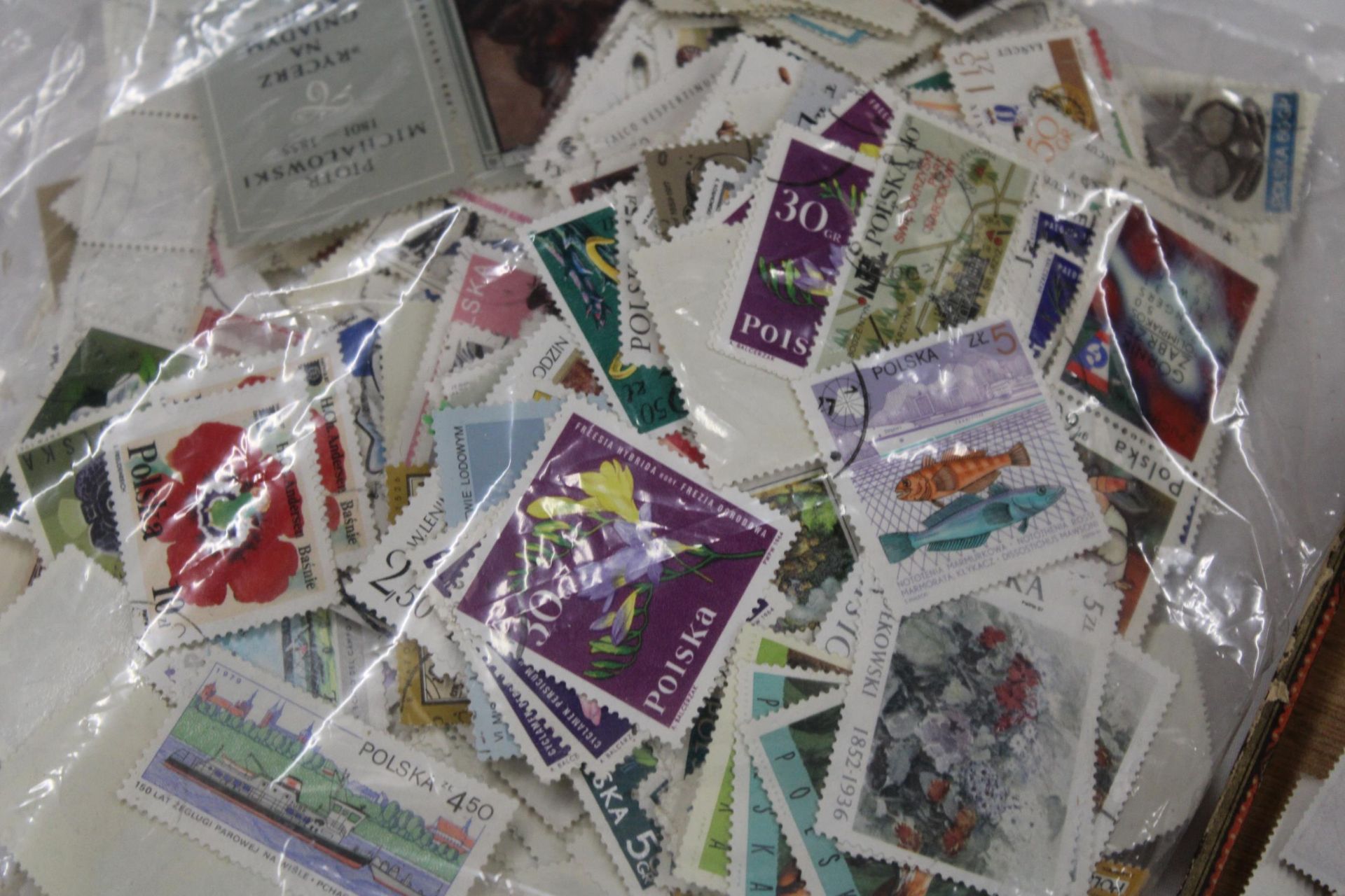 A LARGE QUANTITY OF LOOSE STAMPS FROM AROUND THE WORLD - Bild 5 aus 6