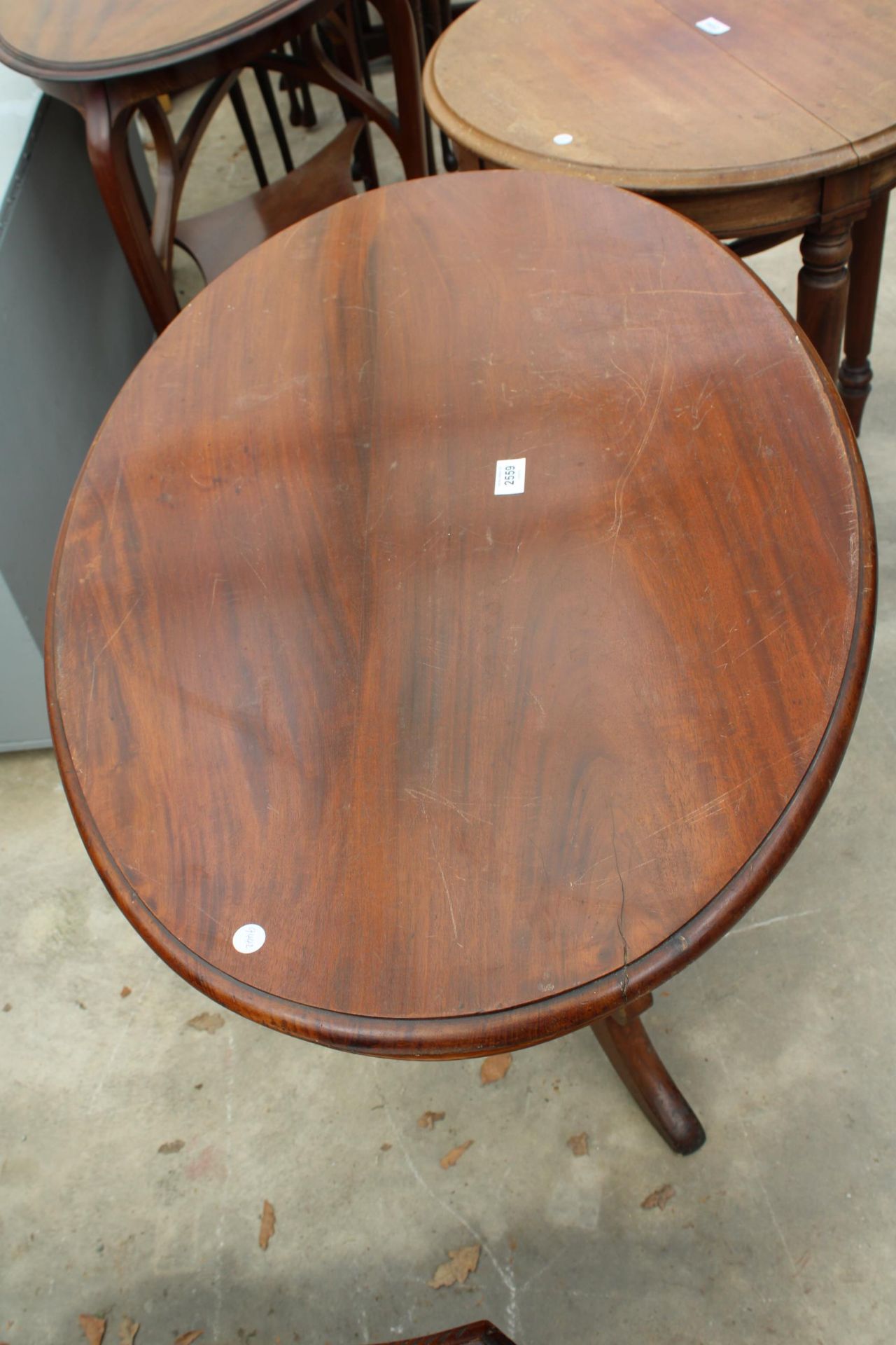 AN OVAL MAHOGANY PEDESTAL CENTRE TABLE 36" X 24" - Bild 2 aus 3