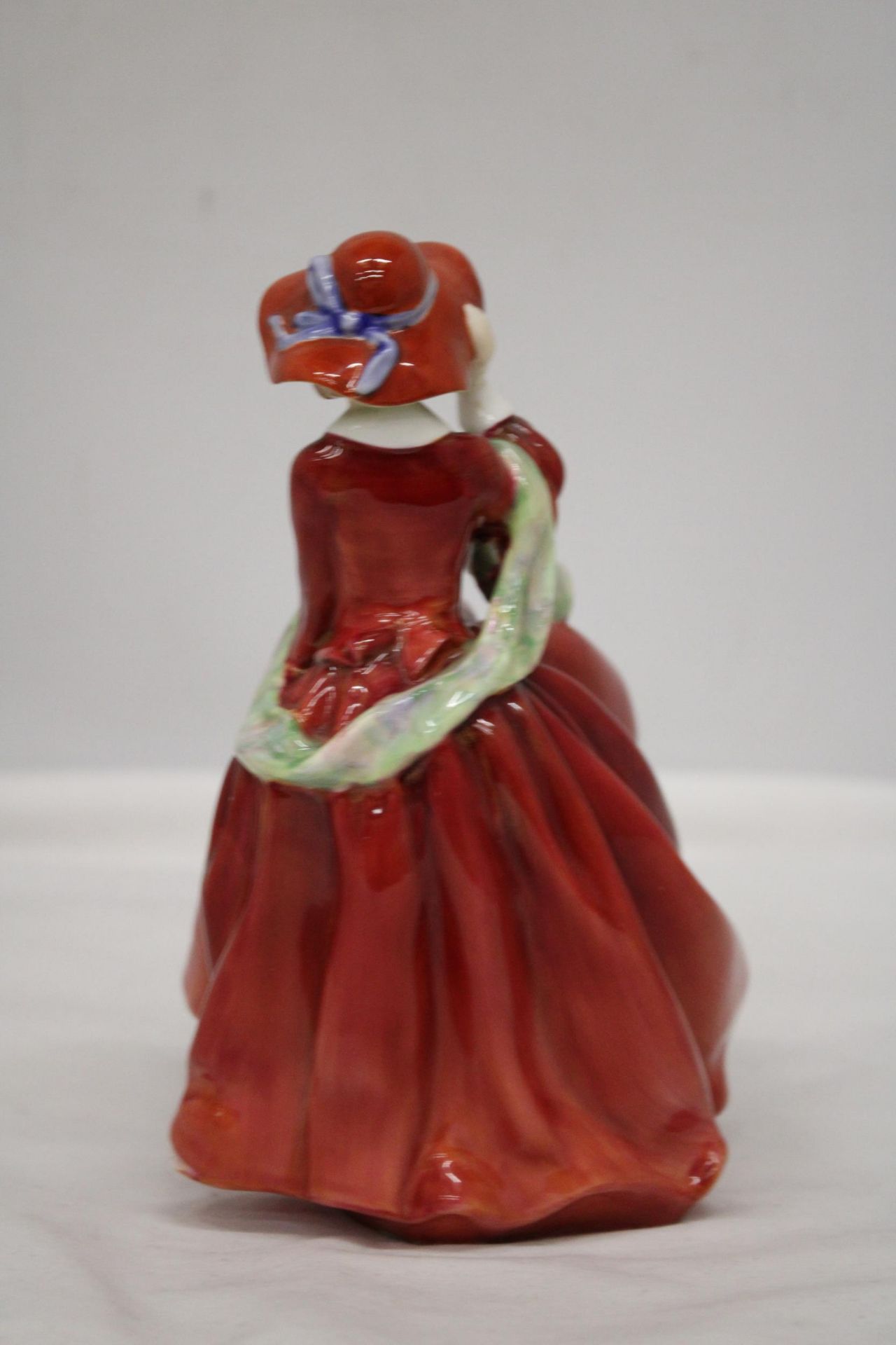A ROYAL DOULTON FIGURE "TOP OF THE HILL" HN 1834 - Image 3 of 6