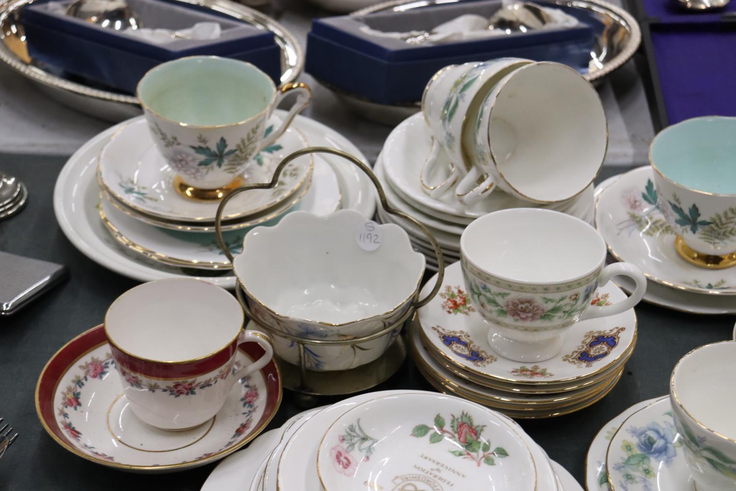 A QUANTITY OF TEACUPS AND SAUCERS TO INCLUDE QUEEN ANNE "LOUISE", DUCHESS "RHAPSODY", WEDGWOOD, - Image 4 of 7