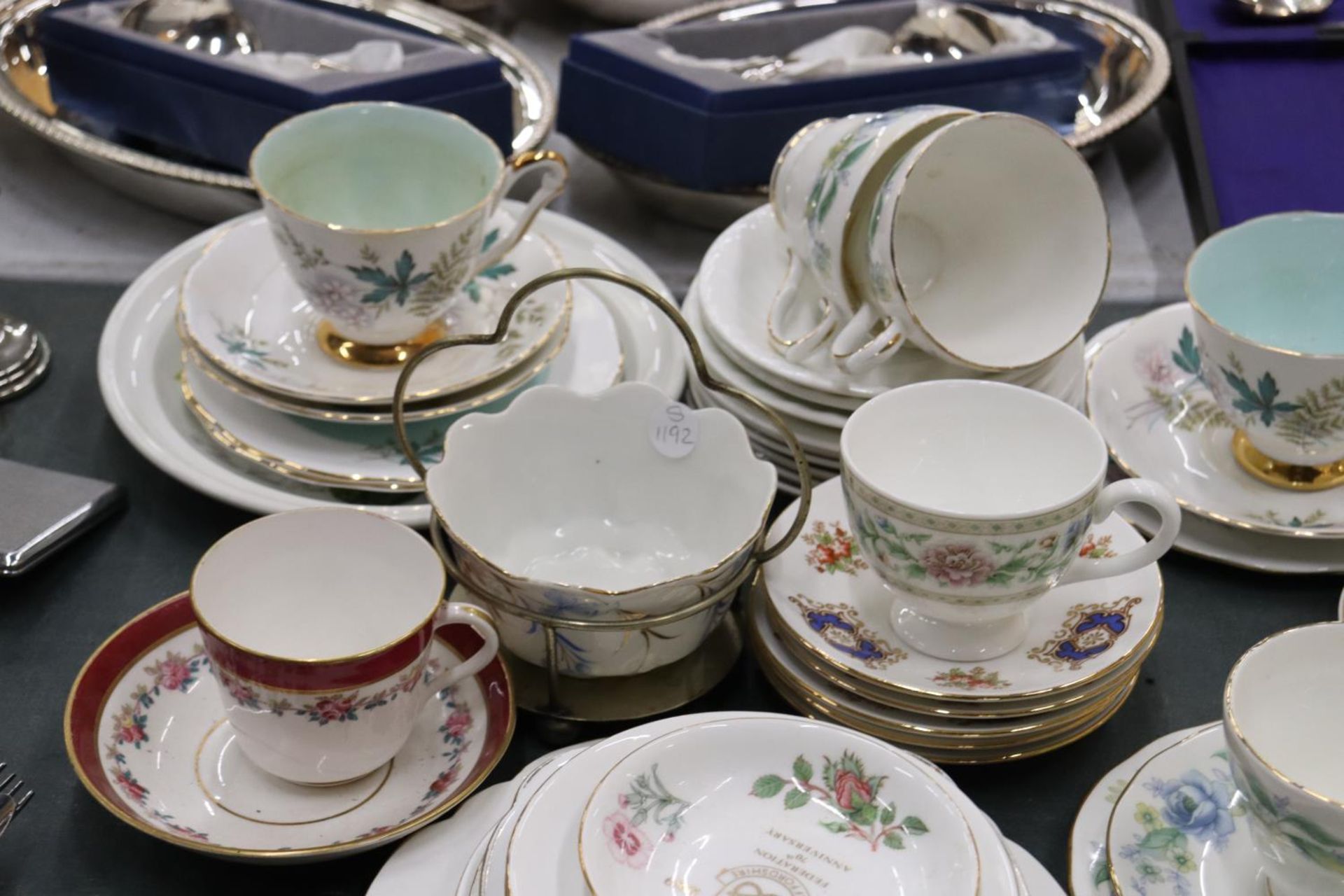 A QUANTITY OF TEACUPS AND SAUCERS TO INCLUDE QUEEN ANNE "LOUISE", DUCHESS "RHAPSODY", WEDGWOOD, - Bild 4 aus 7