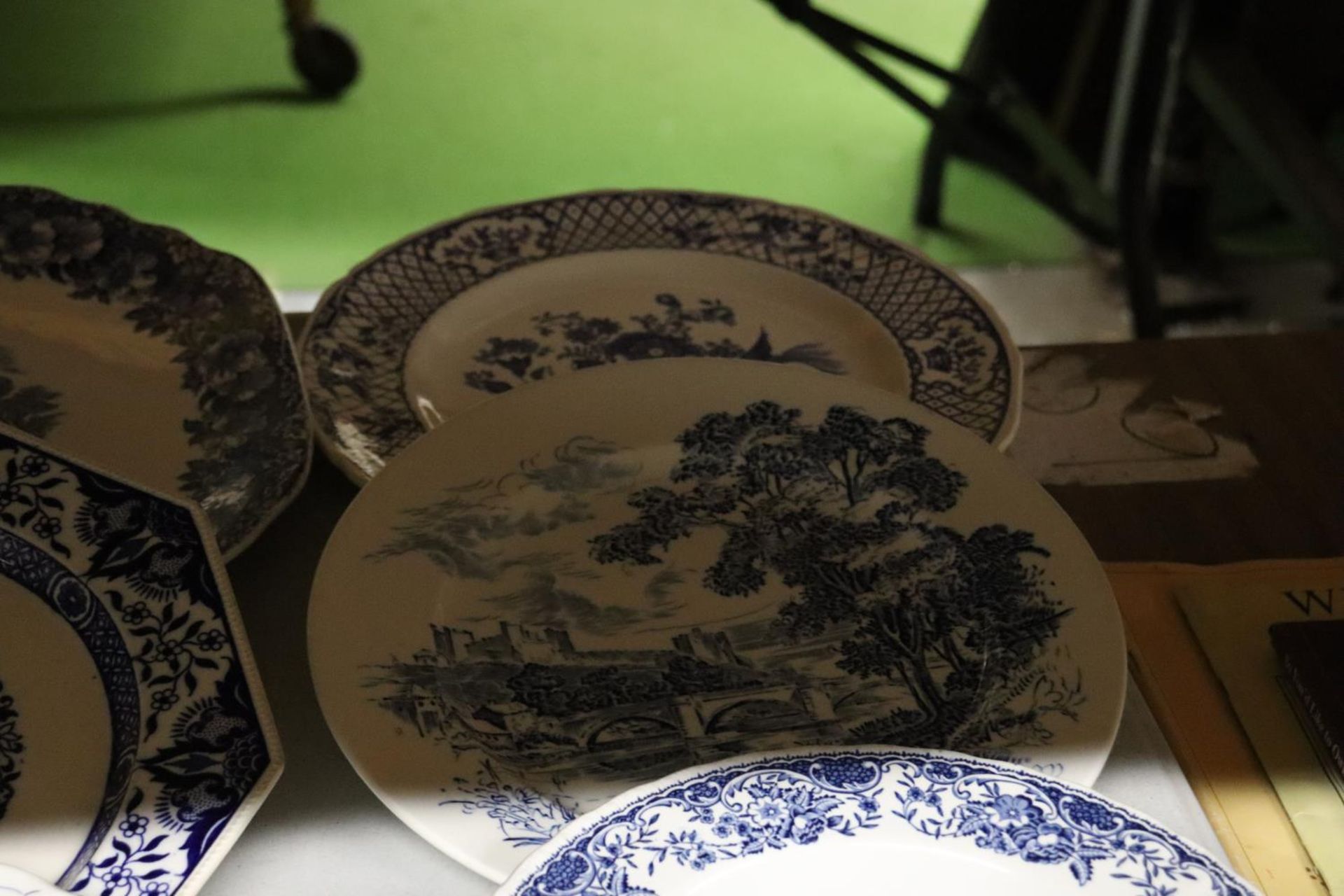 A QUANTITY OF COLLECTOR'S PLATES AND SHALLOW BOWLS TO INCLUDE FENTON CHINA, MYOTT FINLANDIA, ROYAL - Image 3 of 5