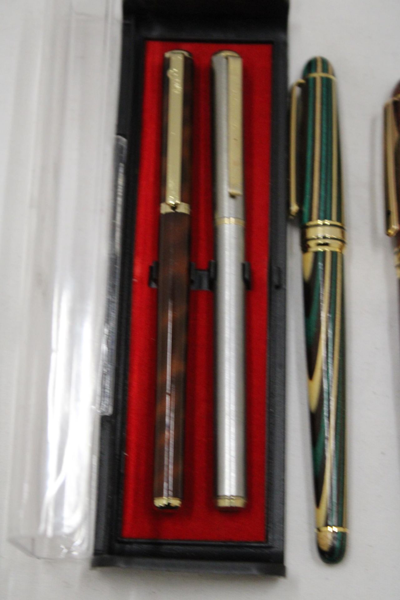 A COLLECTION OF VINTAGE PENS TO INCLUDE A SHEAFFER - 5 IN TOTAL - Bild 2 aus 4