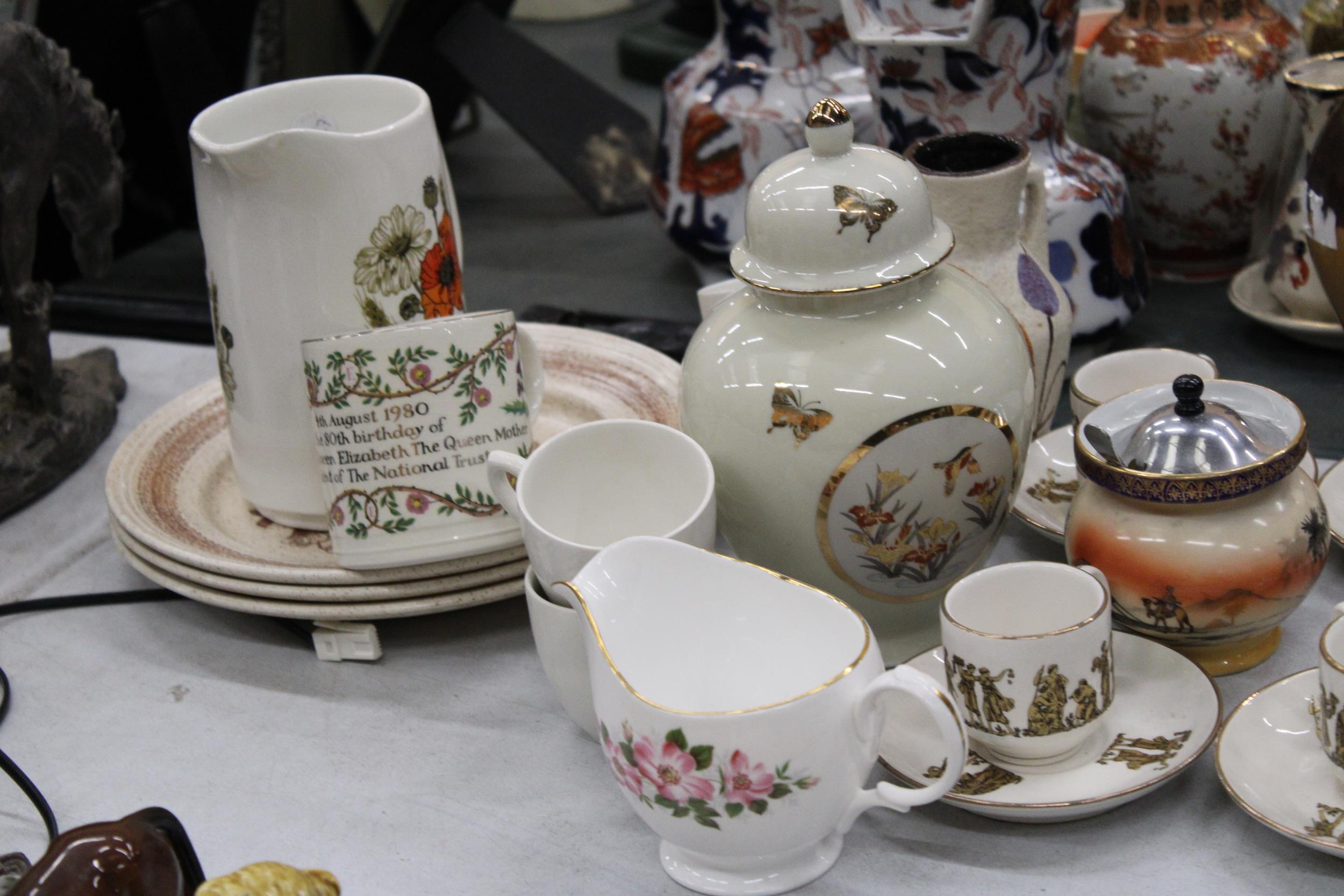 A QUANTITY OF CERAMICS TO INCLUDE CLASSICAL THEMED CUPS AND SAUCERS, PLATES, A LIDDED JAR, - Image 4 of 5
