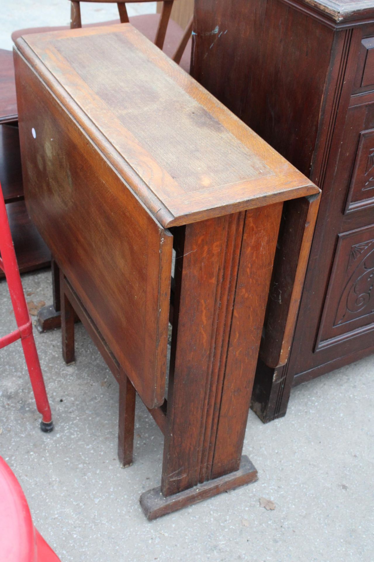 A LATE VICTORIAN SIDEBOARD AND OAK DROP LEAF DINING TABLE - Bild 2 aus 3