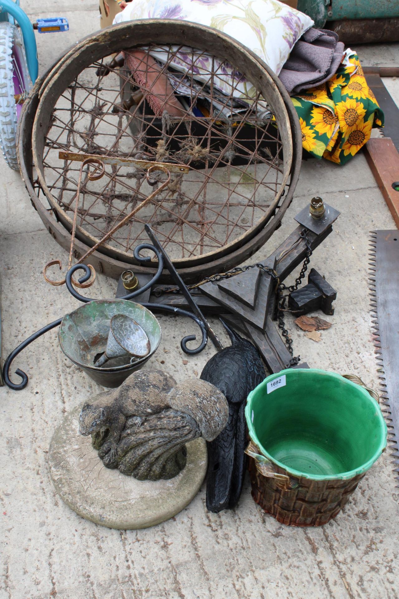 AN ASSORTMENT OF ITEMS TO INCLUDE A DECOY CROW, A PLANTER AND CONCRETE GARDEN FIGURE ETC