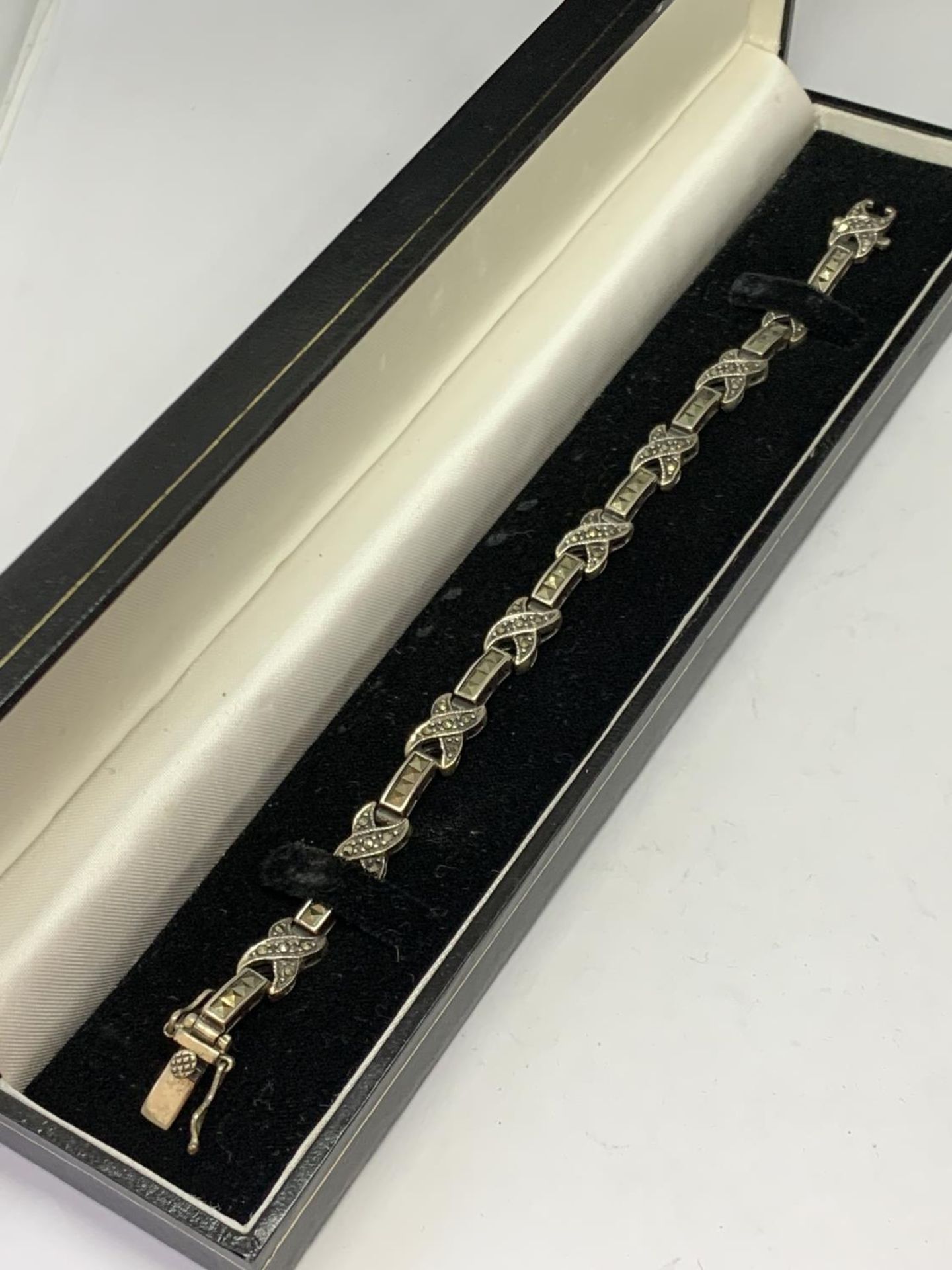 A SILVER DECO NECKLACE IN A PRESENTATION BOX