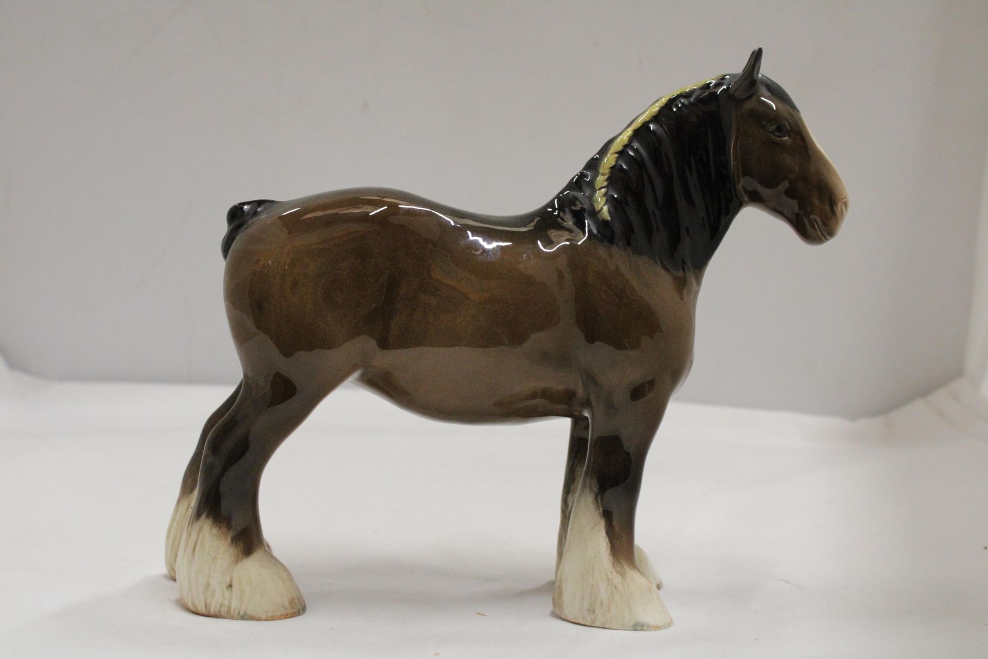 A BESWICK BAY SHIRE HORSE FIGURE - Bild 2 aus 6