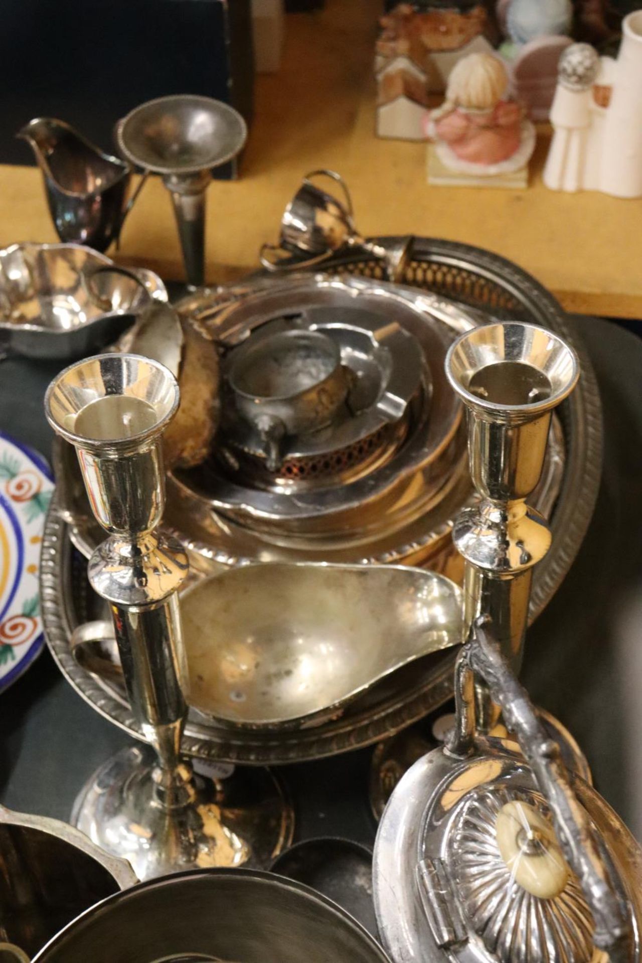 A LARGE COLLECTION OF SILVER PLATE ITEMS TO INCLUDE TRAYS, CANDLESTICK HOLDERS ETC - Bild 4 aus 6