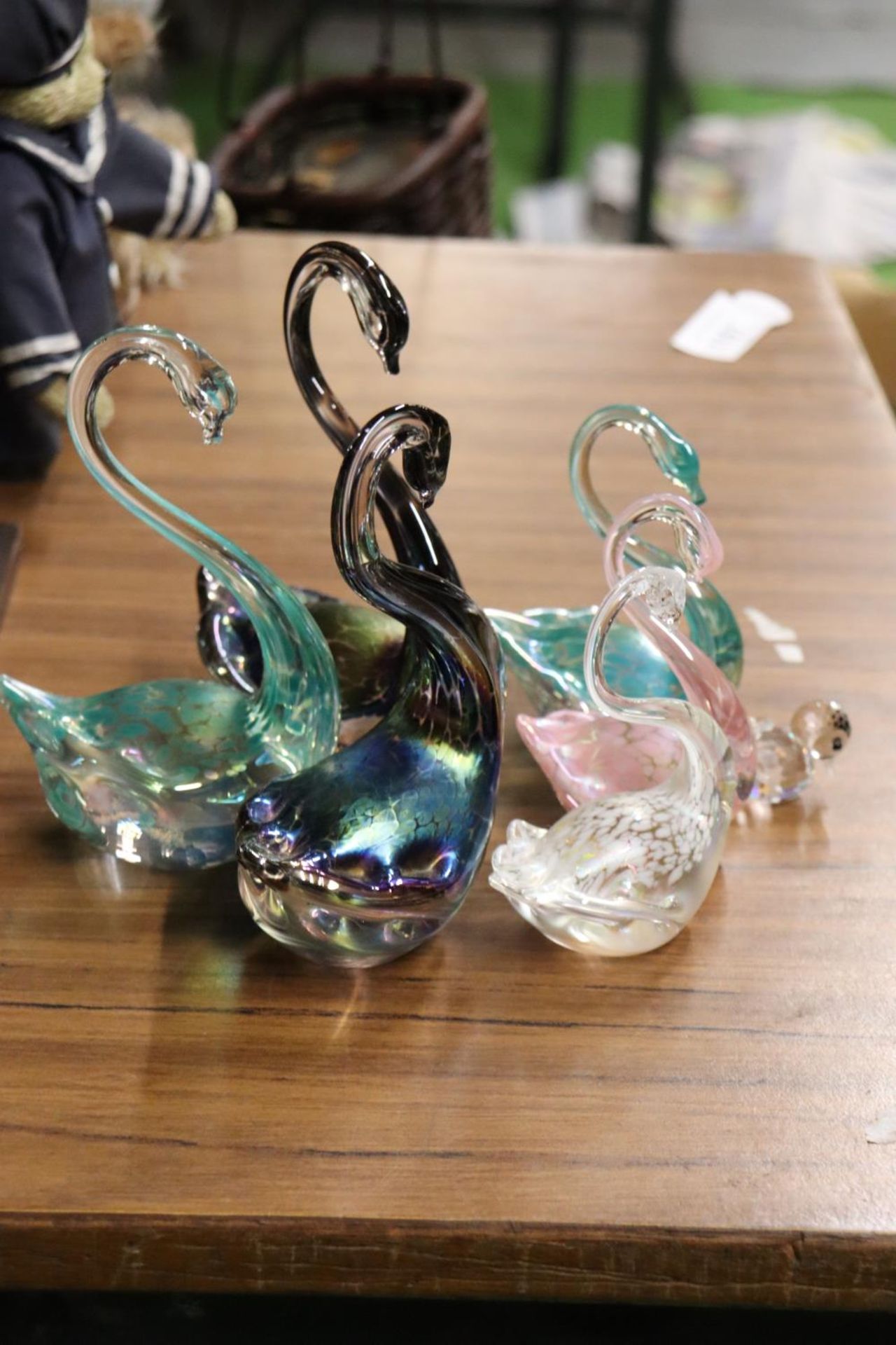 A QUANTITY OF HERON GLASS SWANS - Image 4 of 5