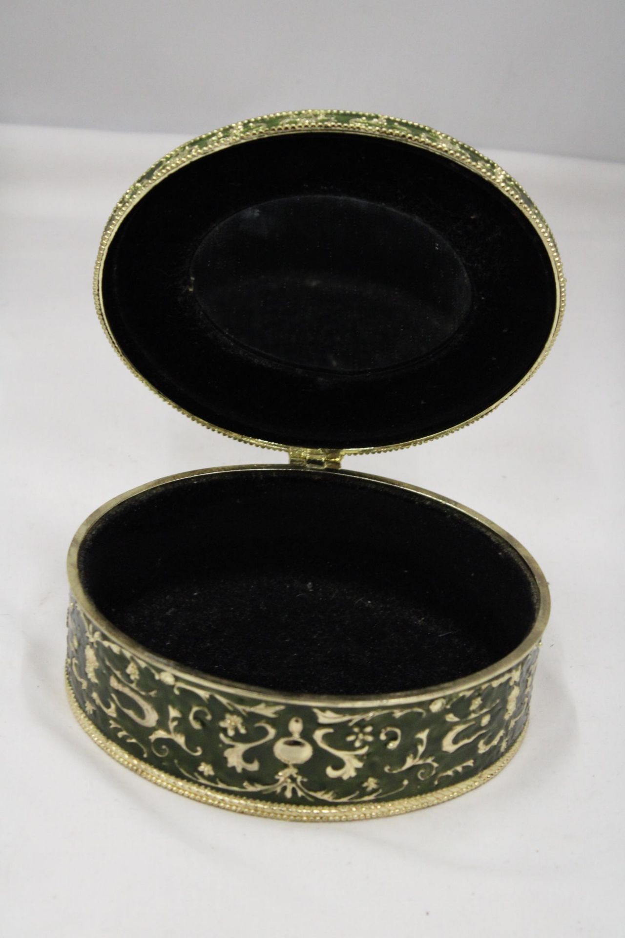 A GREEN ENAMELLED KEEPSAKE/JEWELLERY BOX WITH A JEWELLED FRONG ON THE LID, HEIGHT 8CM, DIAMETER, - Image 5 of 5