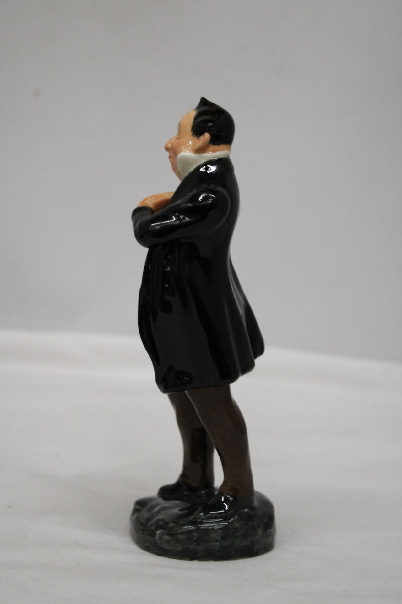 A ROYAL DOULTON 'PECKSNIFF' FIGURINE (HN 2098) - Image 5 of 6