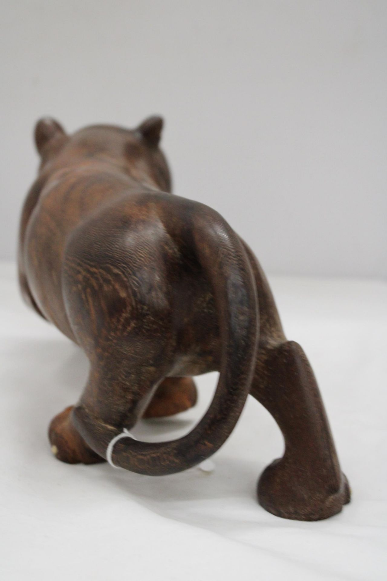 A CARVED HARD WOOD FIGURE OF A BIG CAT, HEIGHT 16CM, LENGTH 36CM - Image 5 of 5