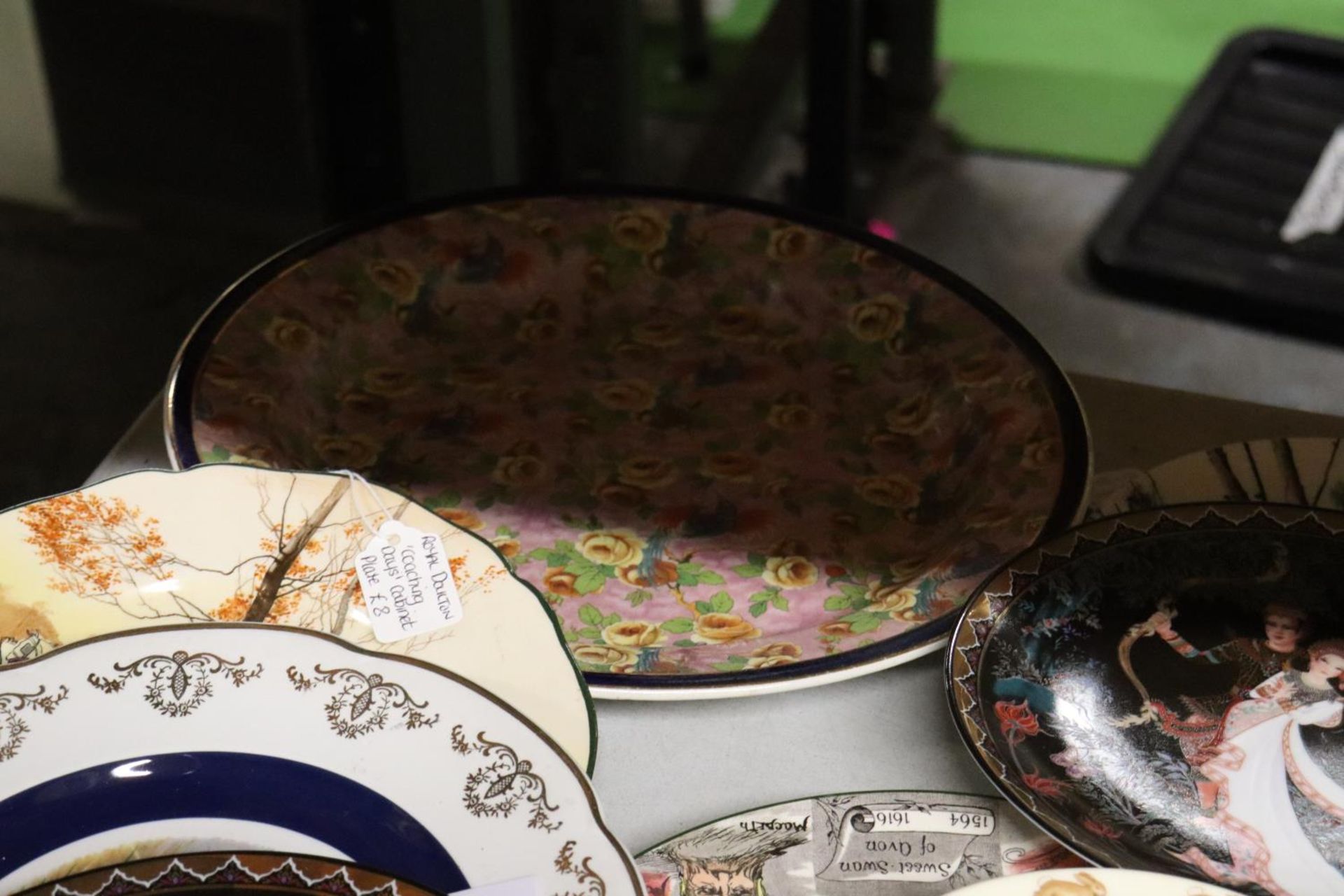 A MIXED LOT OF CABINET PLATES TO INCLUDE ROYAL PORCELAIN AND ROYAL DOULTON - PLUS A FURTHER TWO - Image 4 of 6
