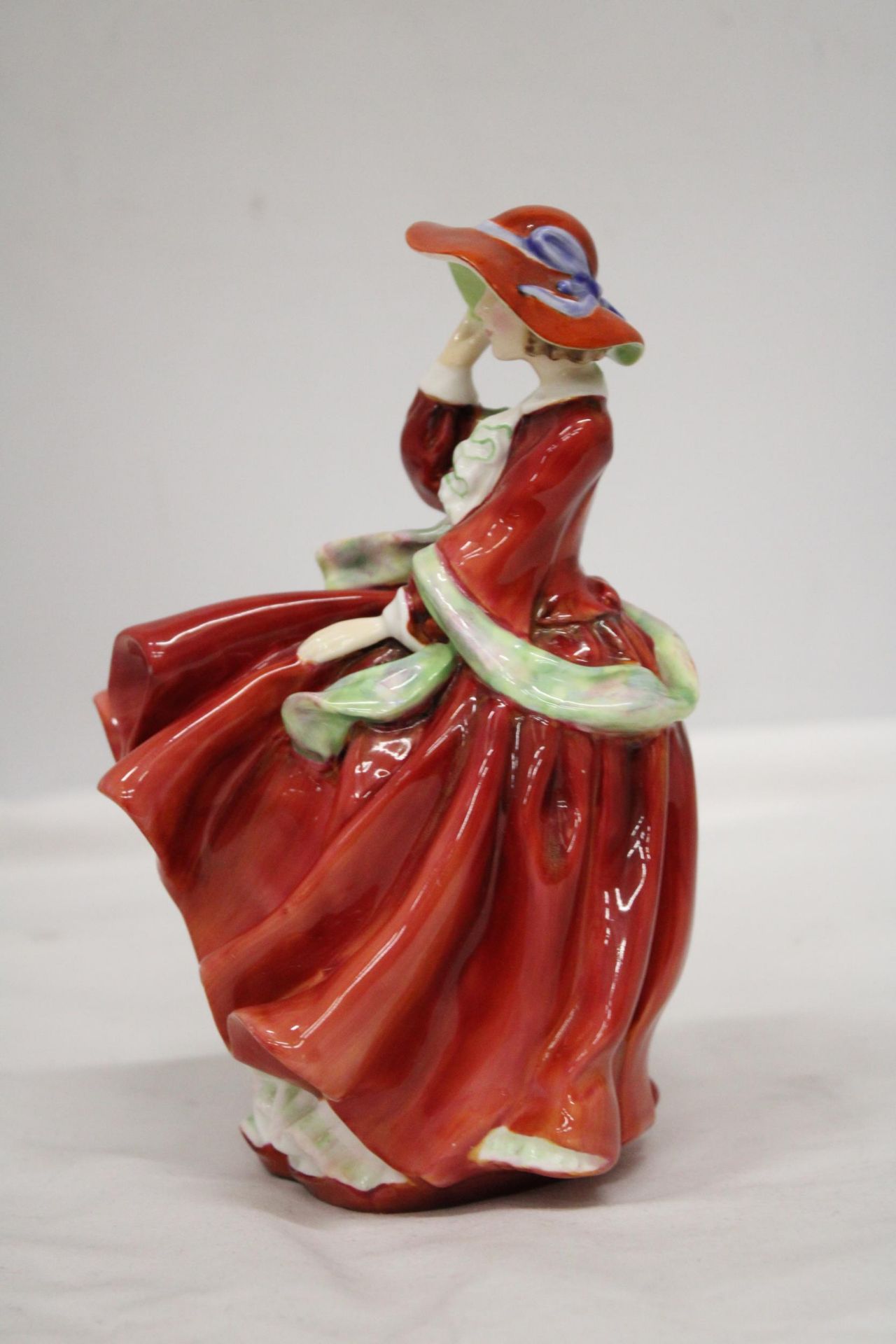 A ROYAL DOULTON FIGURE "TOP OF THE HILL" HN 1834 - Image 2 of 6