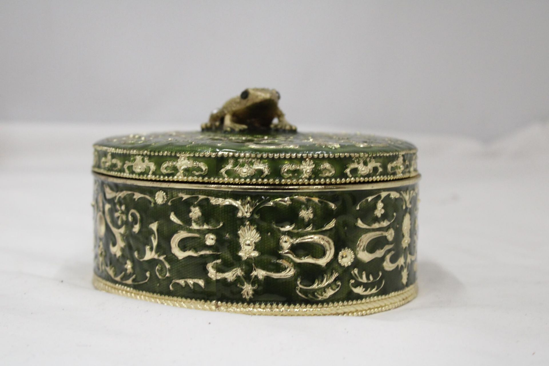 A GREEN ENAMELLED KEEPSAKE/JEWELLERY BOX WITH A JEWELLED FRONG ON THE LID, HEIGHT 8CM, DIAMETER, - Image 2 of 5