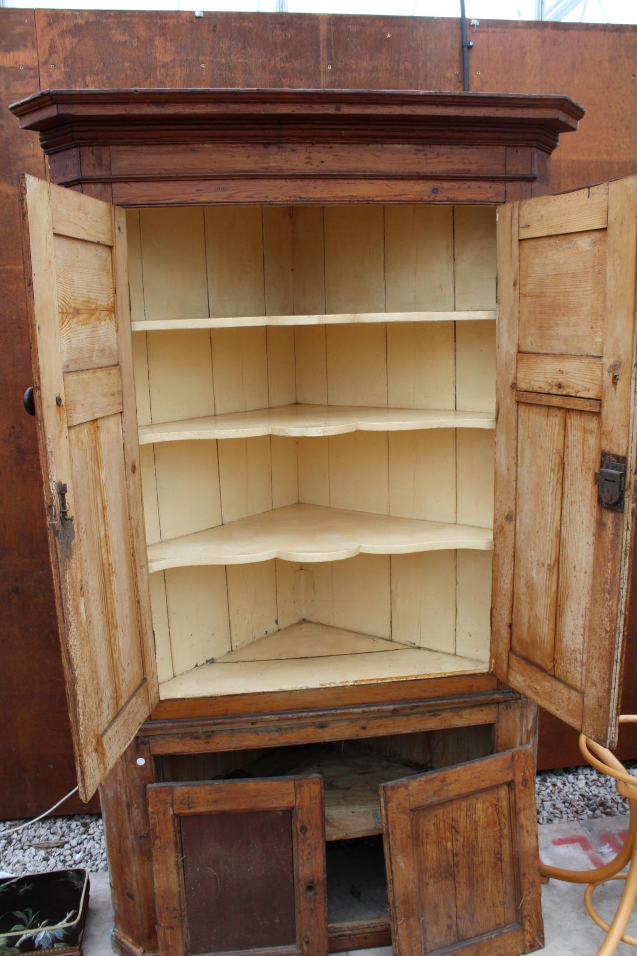 A 19TH CENTURY PINE FULL LENGTH FOUR DOOR CORNER CUPBOARD WITH SHAPED INTERIOR SHELVES TO UPPER - Bild 3 aus 3