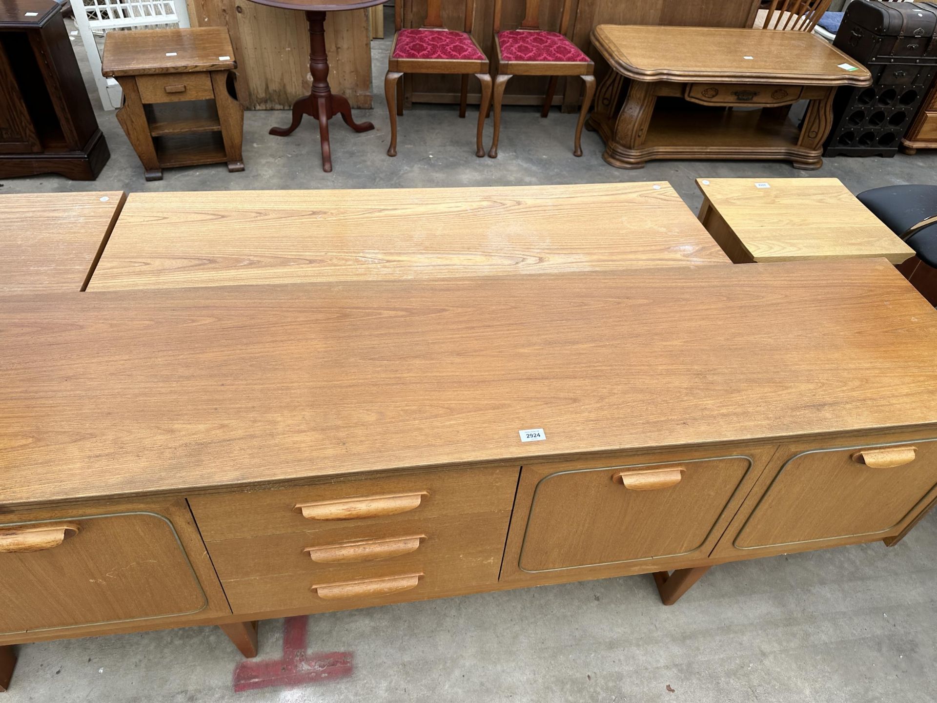 A RETRO TEAK SIDEBOARD ENCLOSING THREE DRAWERS AND THREE CUPBOARDS, 72" WIDE - Bild 2 aus 5