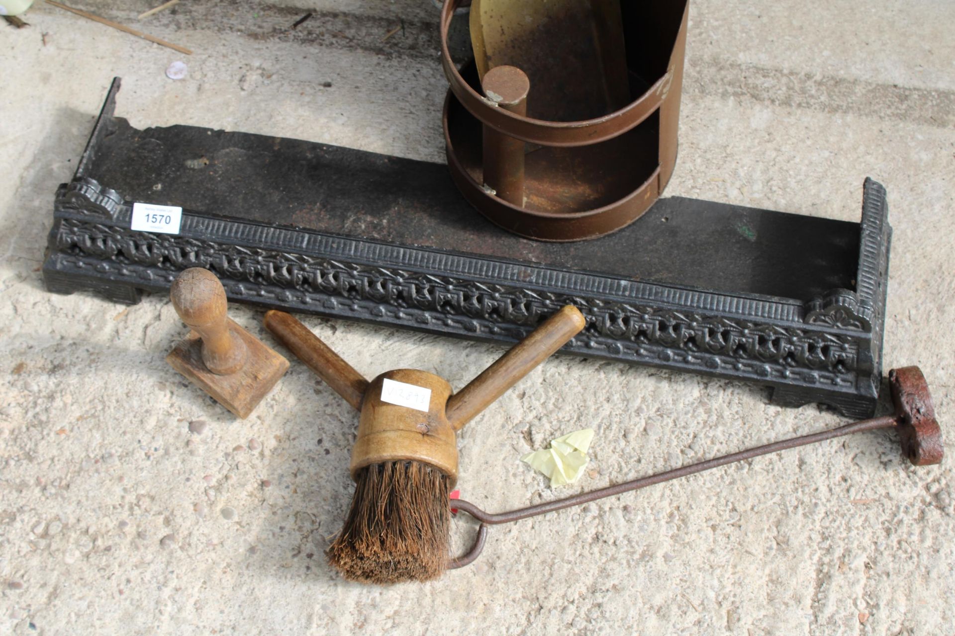 AN ASSORTMENT OF FIRESIDE ITEMS TO INCLUDE A DECORATIVE CAST IRON FENDER, A COAL SHOVEL AND A - Image 2 of 3