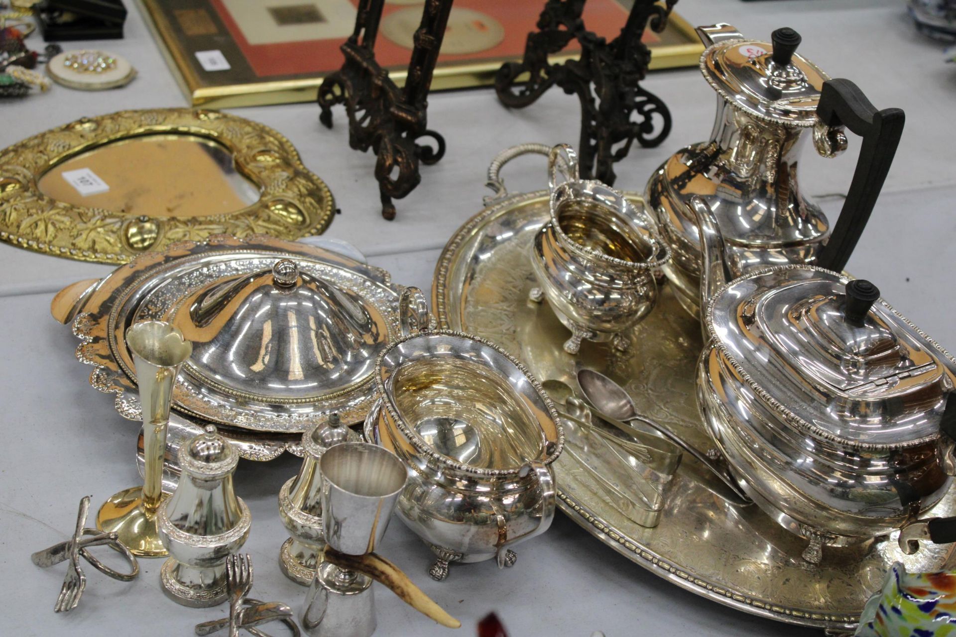 A QUANTITY OF SILVER PLATED ITEMS TO INCLUDE A TRAY, TEAPOT, COFFEE POT, CREAM JUG, SUGAR BOWL, - Image 3 of 6