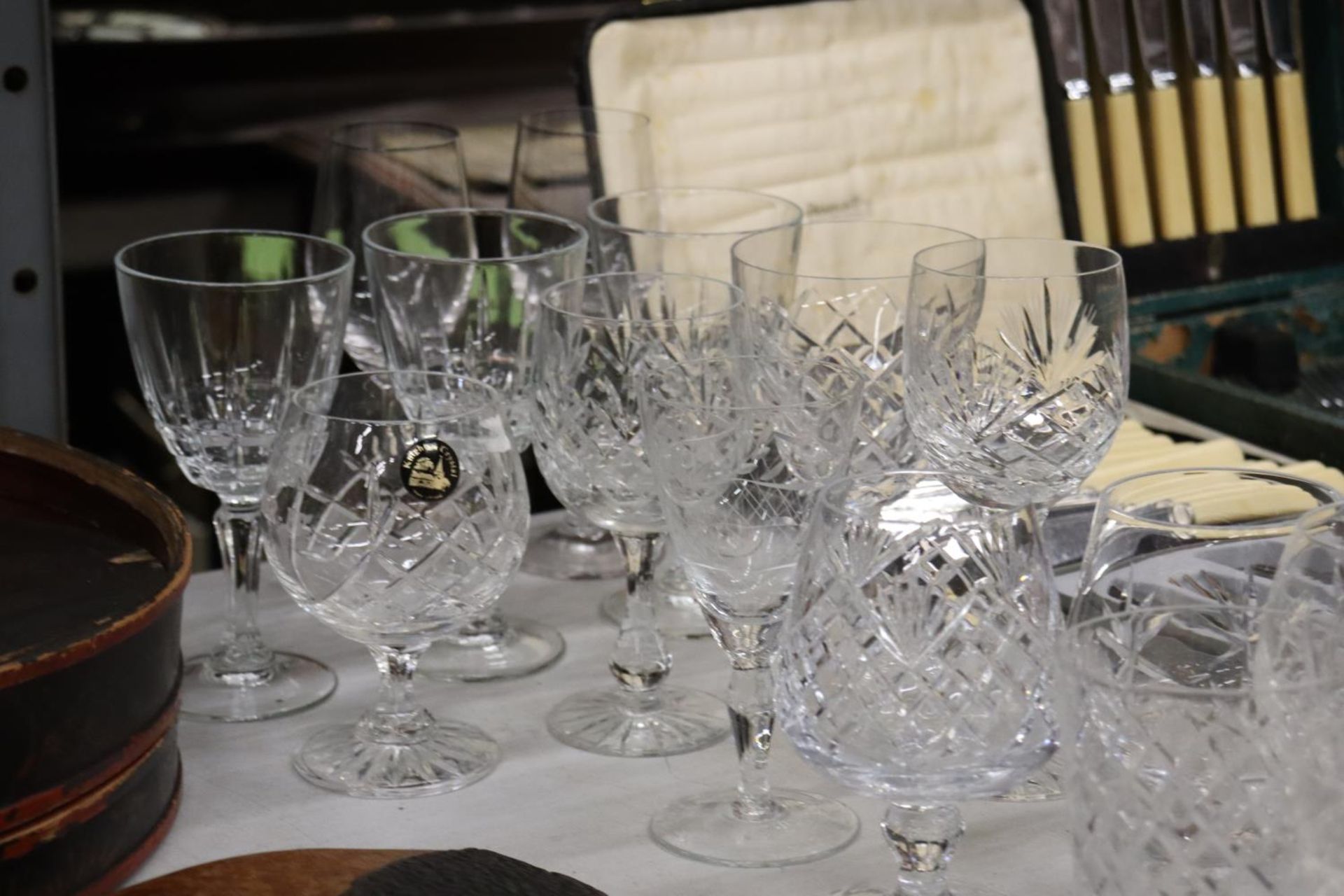A QUANTITY OF MAINLY CUT GLASS GLASSES, TO INCLUDE BRANDY BALLOONS, WINE, ETC - Bild 4 aus 5