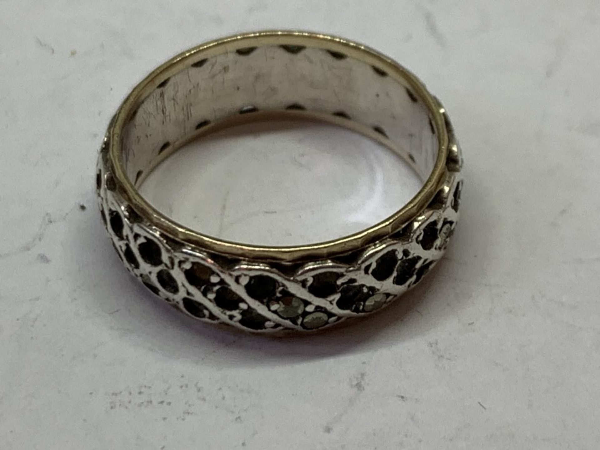 A 9CT GOLD AND SILVER RING - Image 2 of 3