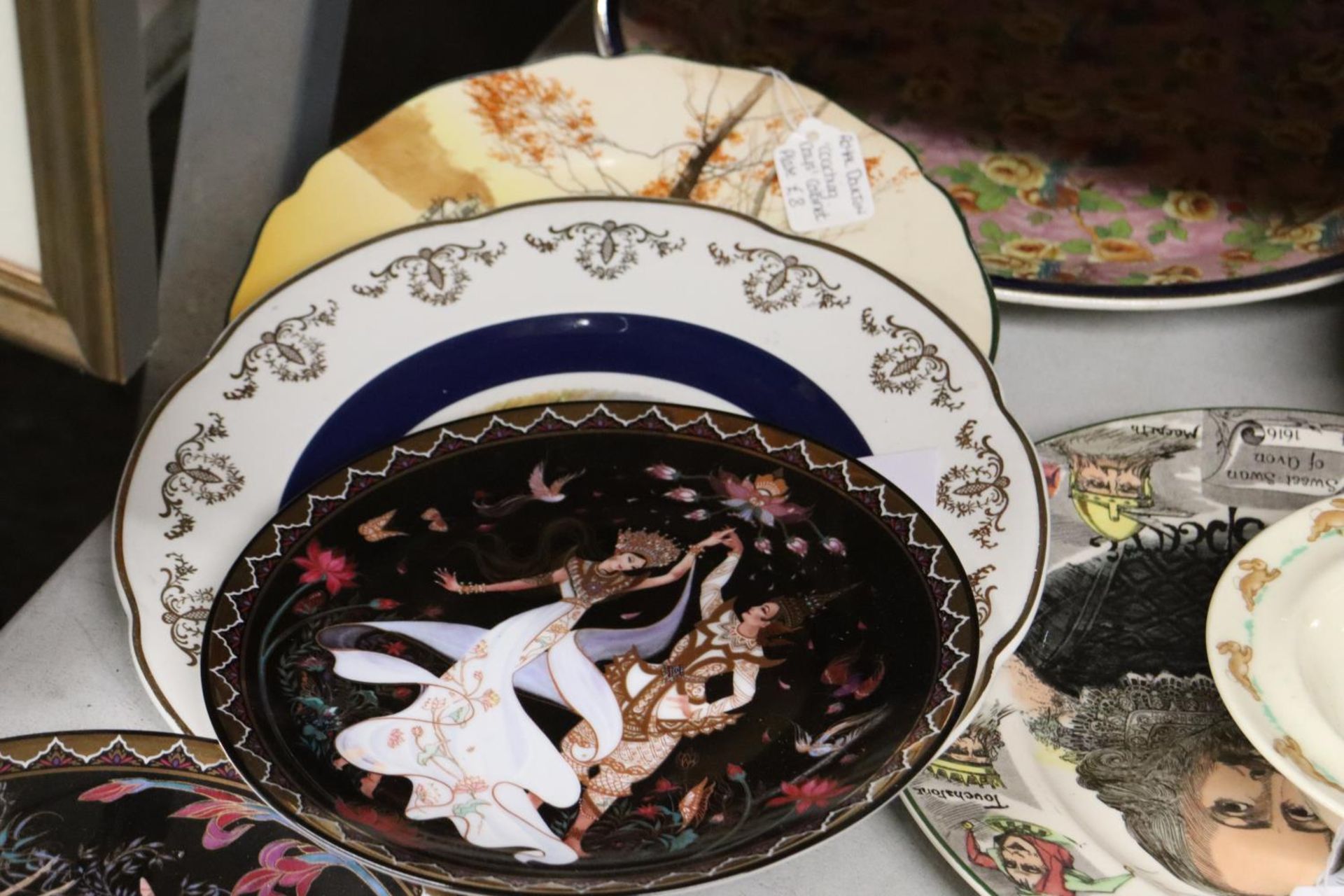 A MIXED LOT OF CABINET PLATES TO INCLUDE ROYAL PORCELAIN AND ROYAL DOULTON - PLUS A FURTHER TWO - Bild 3 aus 6