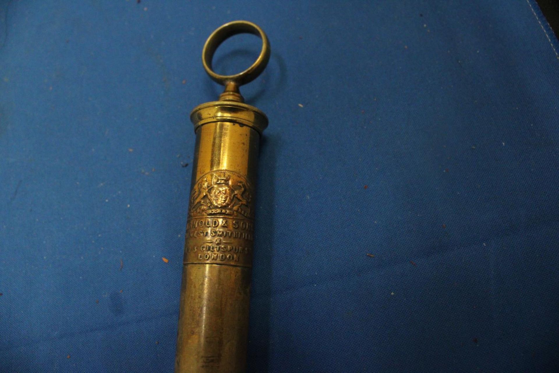 A VINTAGE BRASS SYRINGE WITH MAKERS CREST - Image 2 of 3