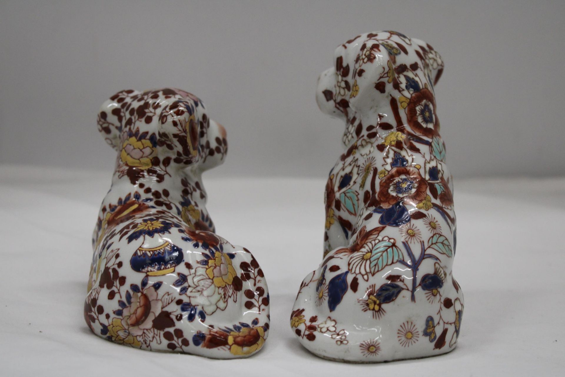 A PAIR OF FLORAL DOGS, ONE WITH ORIENTAL MARKS TO THE BASE - Image 4 of 6