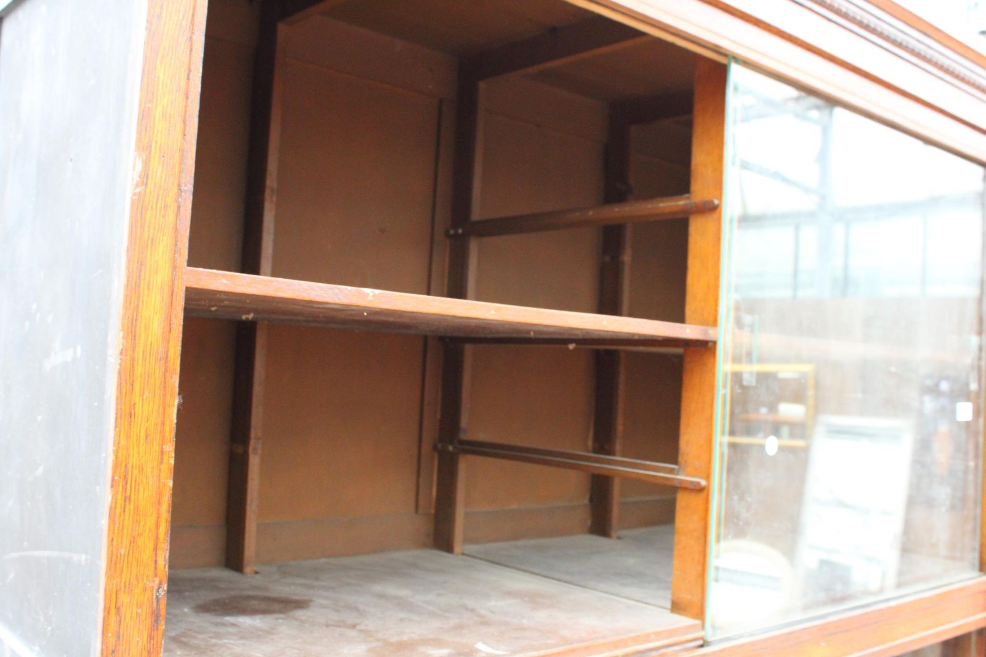 AN EARLY 20TH CENTURY OAK HABERDASHERY CABINET ENCLOSING 16 SLIDES, 4 SLIDING DOORS, 2 BEING GLASS - Bild 8 aus 9