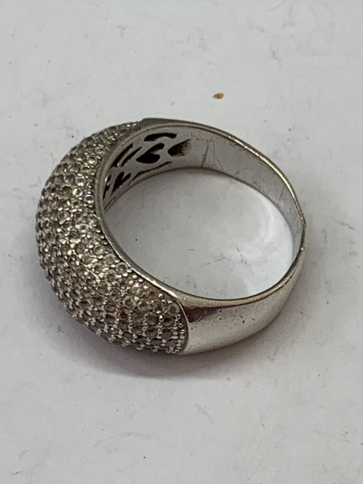 A SILVER RING IN A PRESENTATION BOX - Image 2 of 3