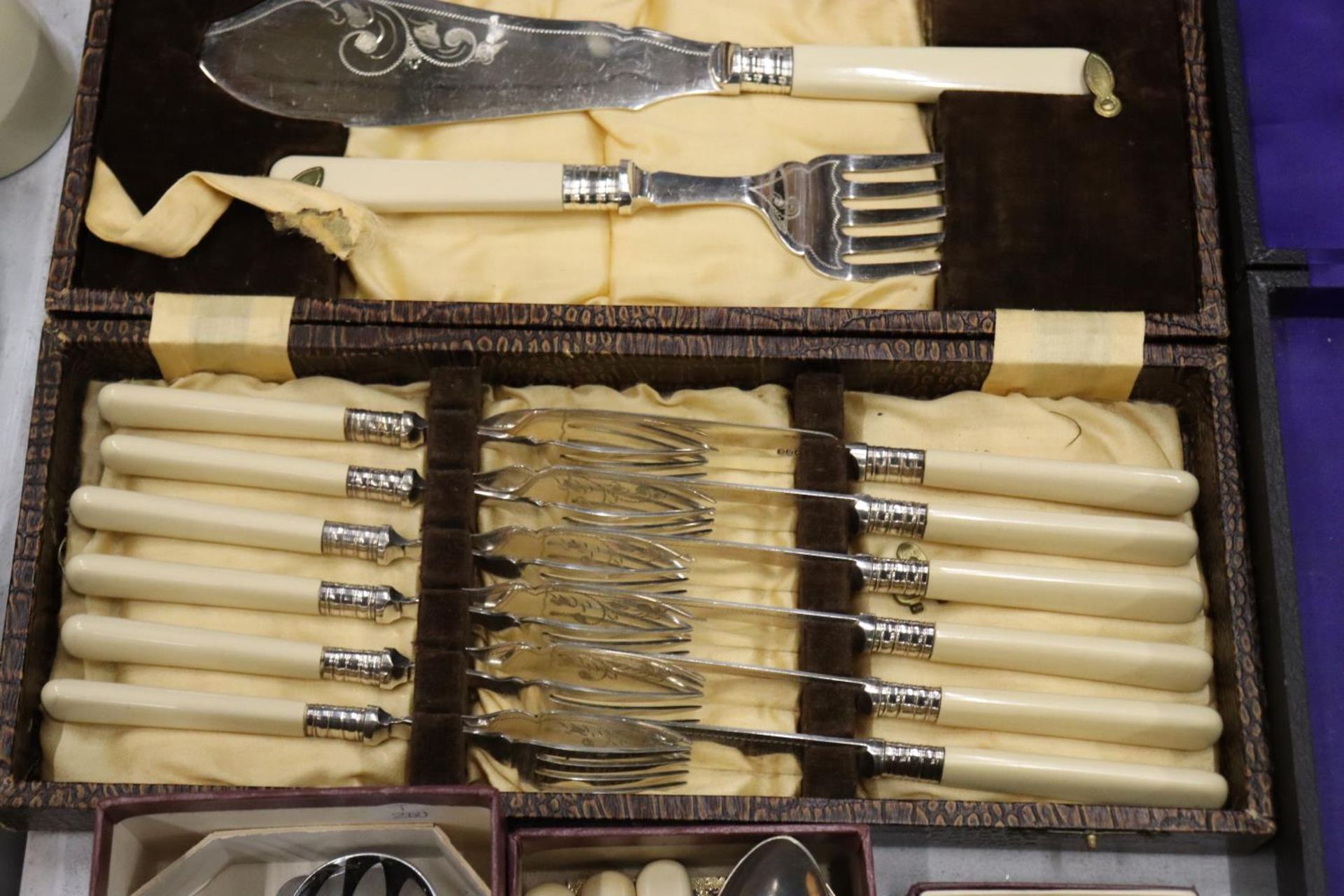 A LARGE QUANTITY OF CUTLERY TO INCLUDE A CHEESE KNIFE, FISH KNIFE AND FORK, SERVING SPOONS, ETC., - Bild 4 aus 7