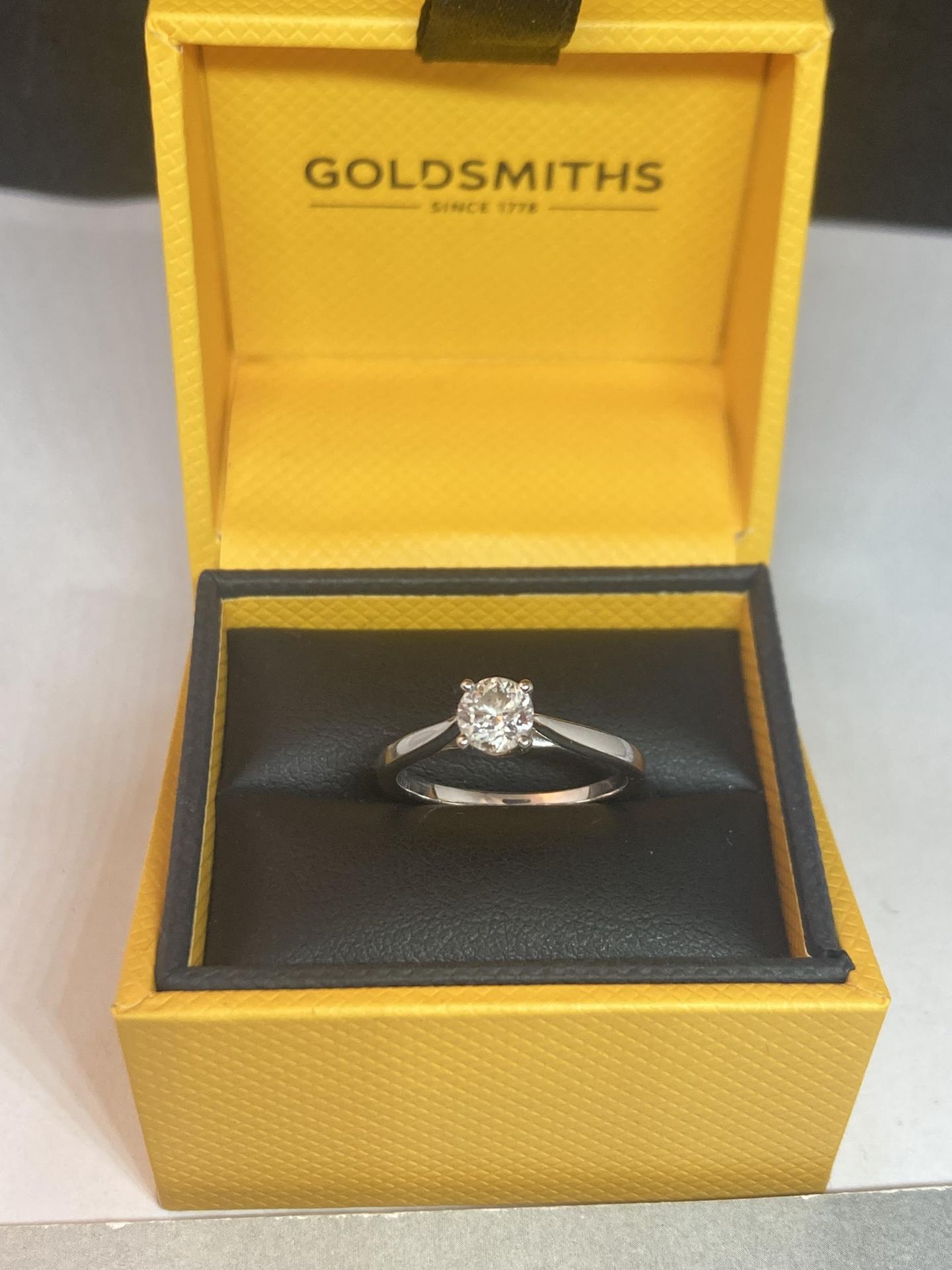 AN 18 CARAT WHITE GOLD RING WITH A 0.5 CARAT SOLITAIRE DIAMOND COMPLETE WITH GGI CERTIFICATE IN - Image 2 of 7