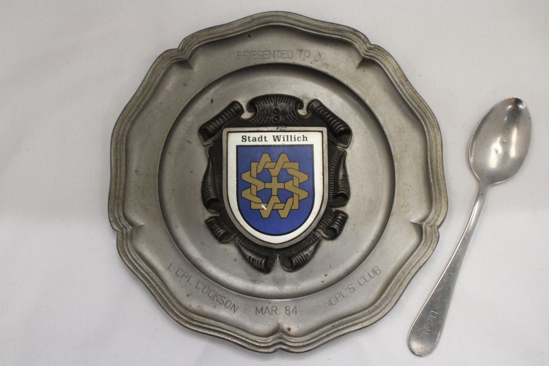 A VINTAGE PEWTER TRAY AND A UNITED STATES NAVY SPOON - Bild 2 aus 7