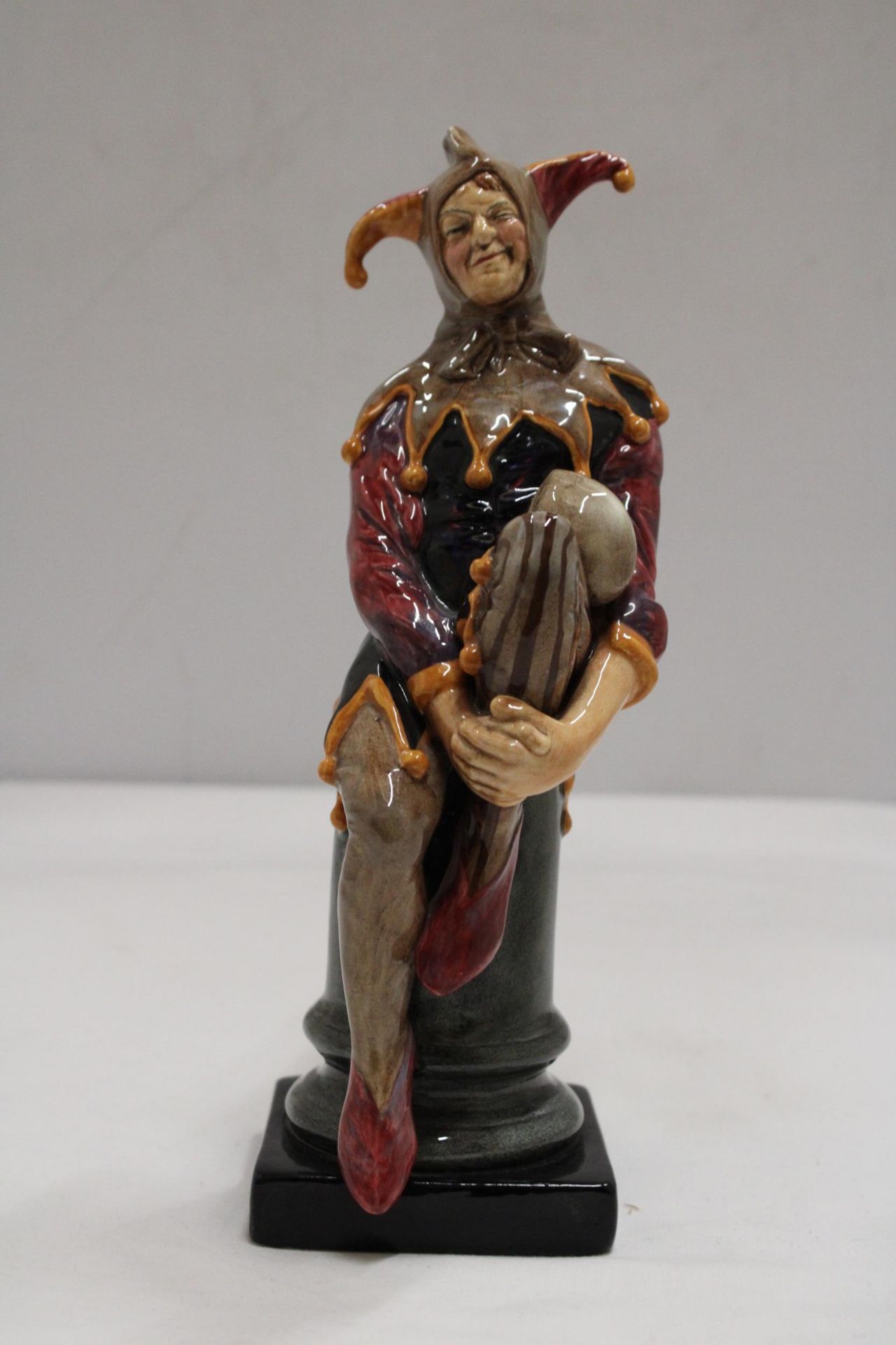 A ROYAL DOULTON FIGURE "THE JESTER" HN 2016 - Image 2 of 6