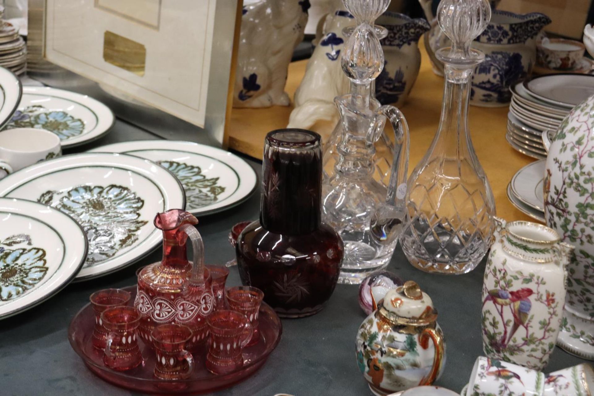 A QUANTITY OF GLASSWARE TO INCLUDE CRANBERRY GLASS, DECANTERS - Image 6 of 6