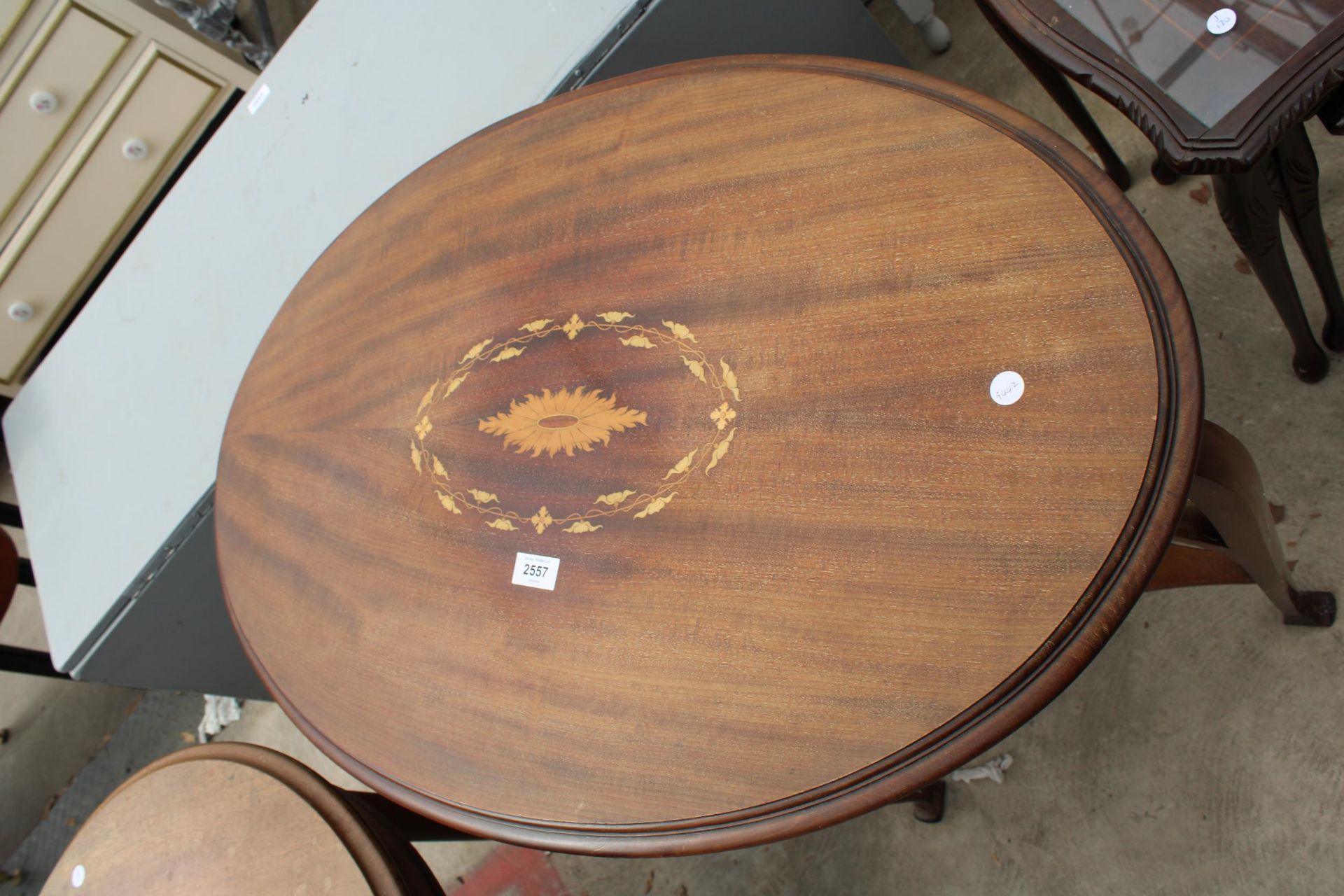 AN OVAL EDWARDIAN MAHOGANY AND INLAID TWO TIER CENTRE TABLE 33" X 22" - Bild 3 aus 3
