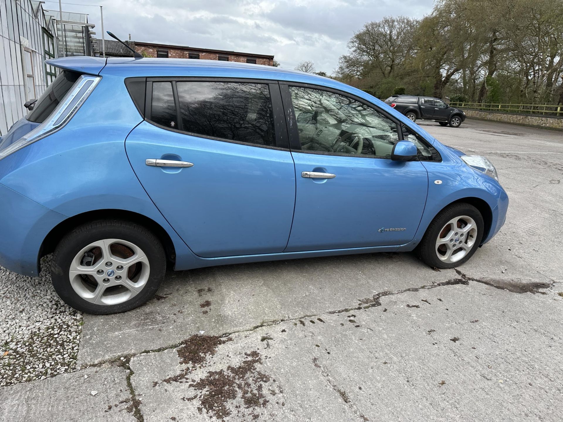 A 2012 NISSAN LEAF ELECTRIC CAR WITH CHARGER, REGISTRATION ML12 LZH. NO KEY, NO V5C, BELIEVED TO - Image 3 of 13