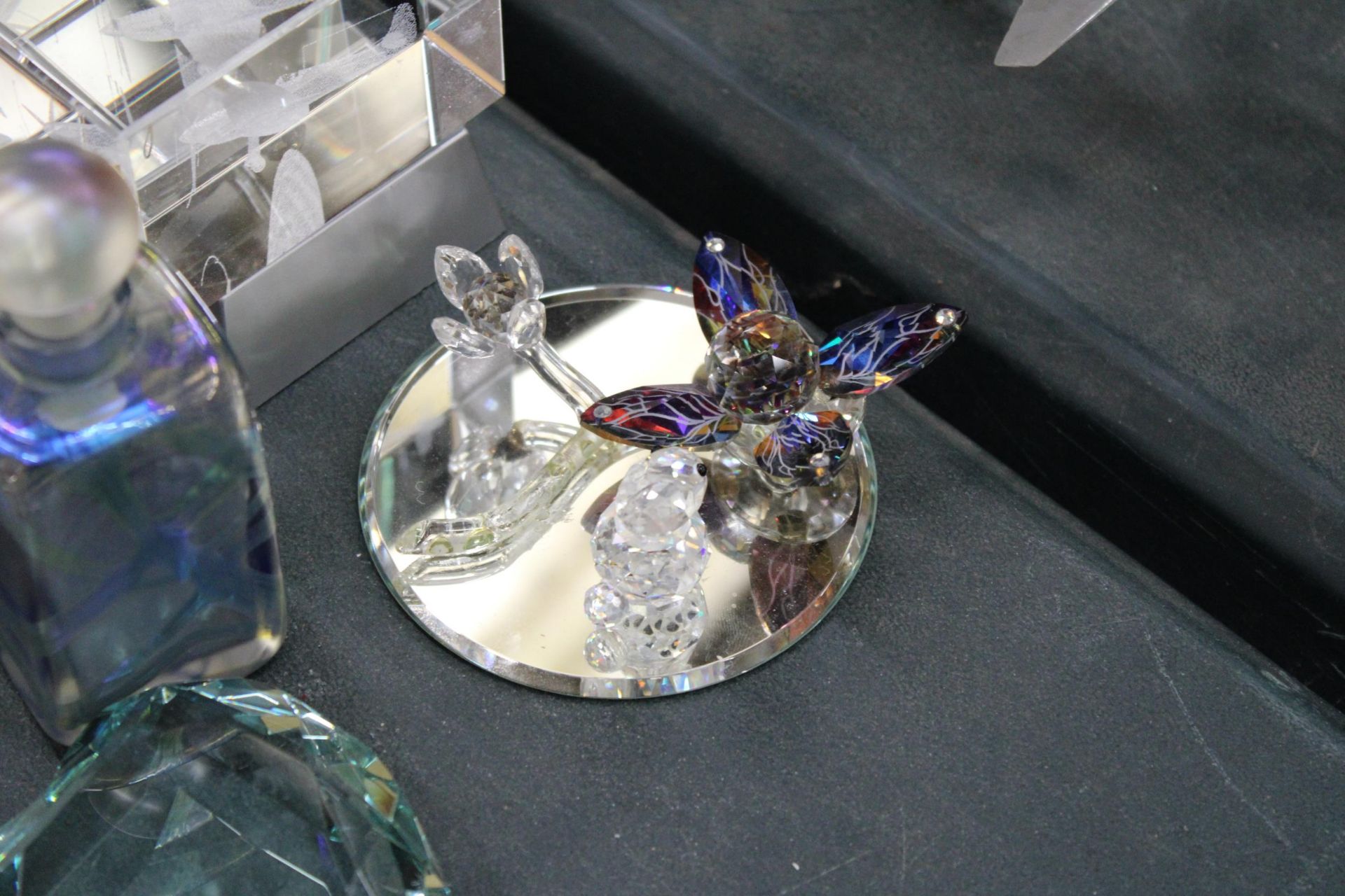 A QUANTITY OF GLASSWARE TO INCLUDE SIGNED PAPERWEIGHTS, SCENT BOTTLES, ETC - Image 7 of 7