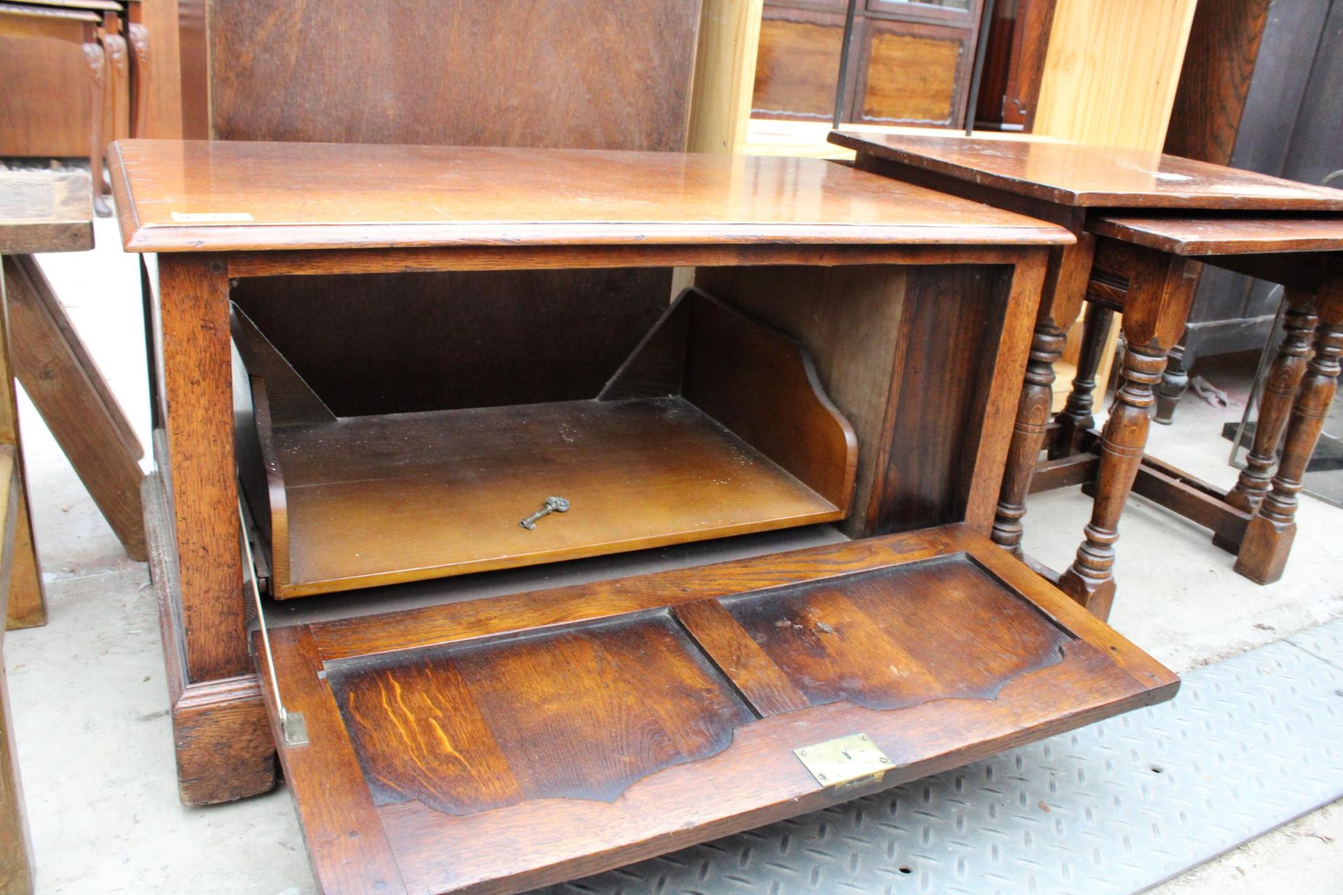 A MODERN OAK NEST OF TWO TABLES AND AN OAK ANTIQUE STYLE CABINET - Image 3 of 4