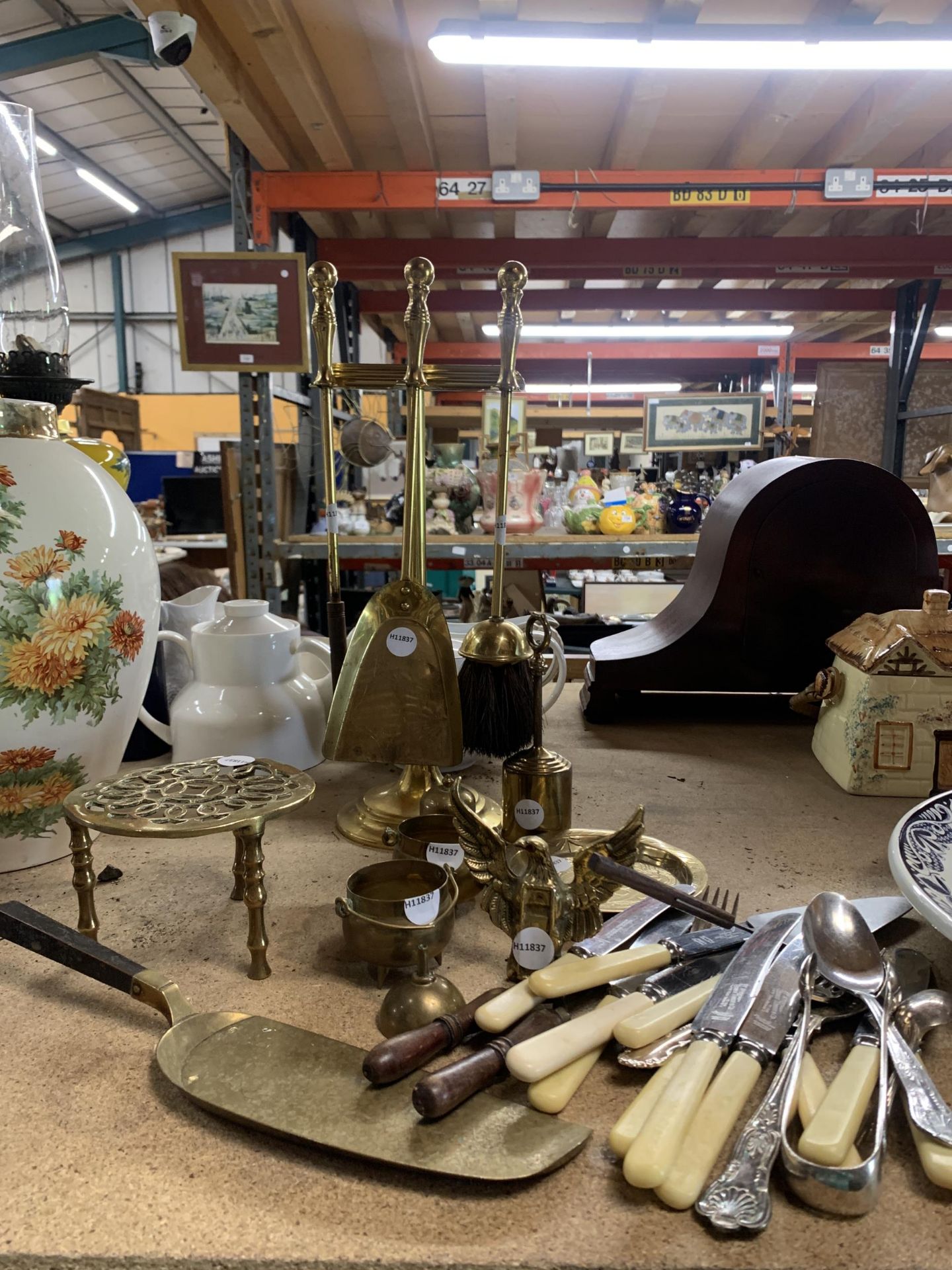 A MIXED LOT OF BRASSWARE TO INCLUDE VINTAGE BRASS FIREPLACE SET, TRIVET/POT STAND WITH A