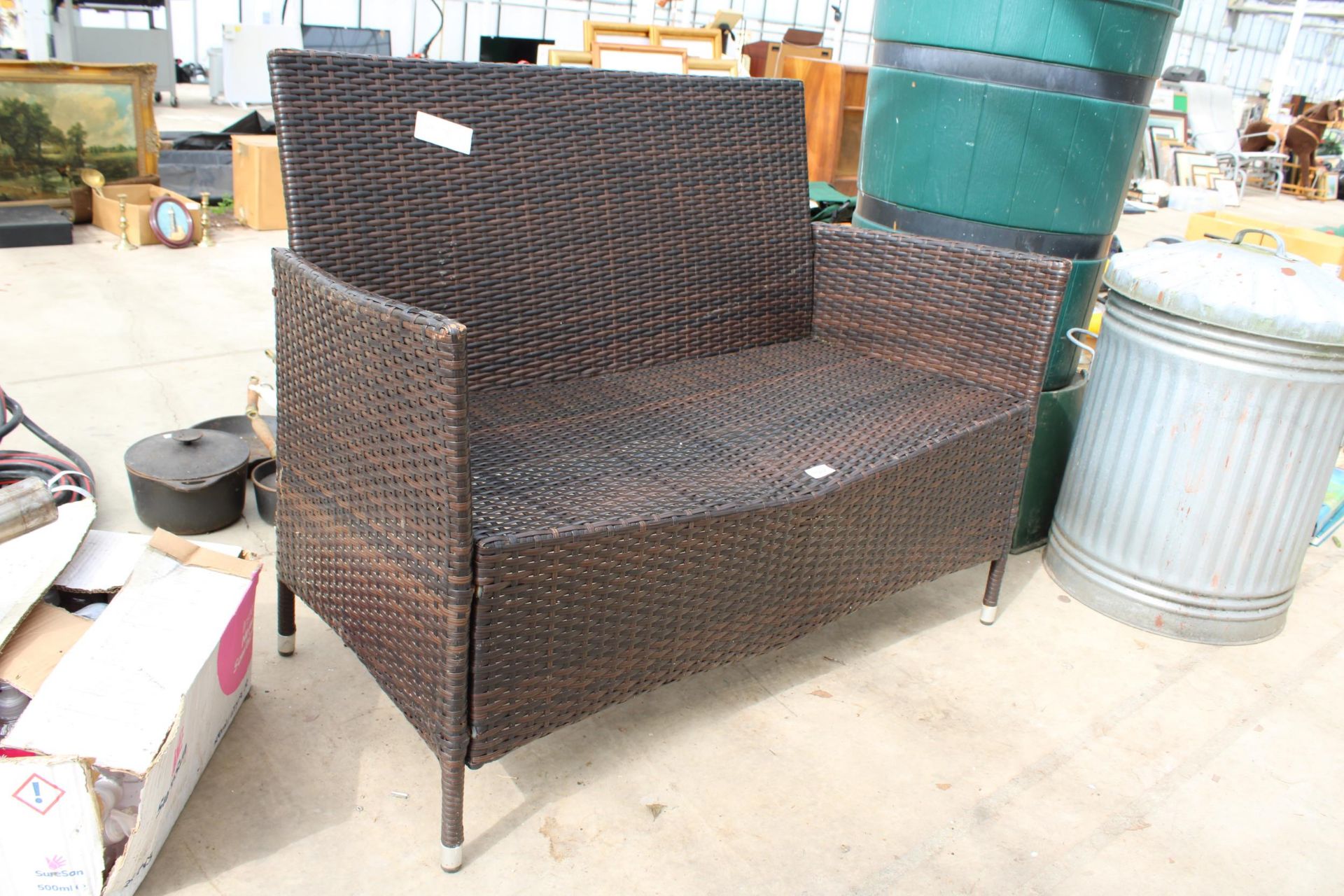 A TWO SEATER RATTAN GARDEN SETTEE - Image 2 of 2