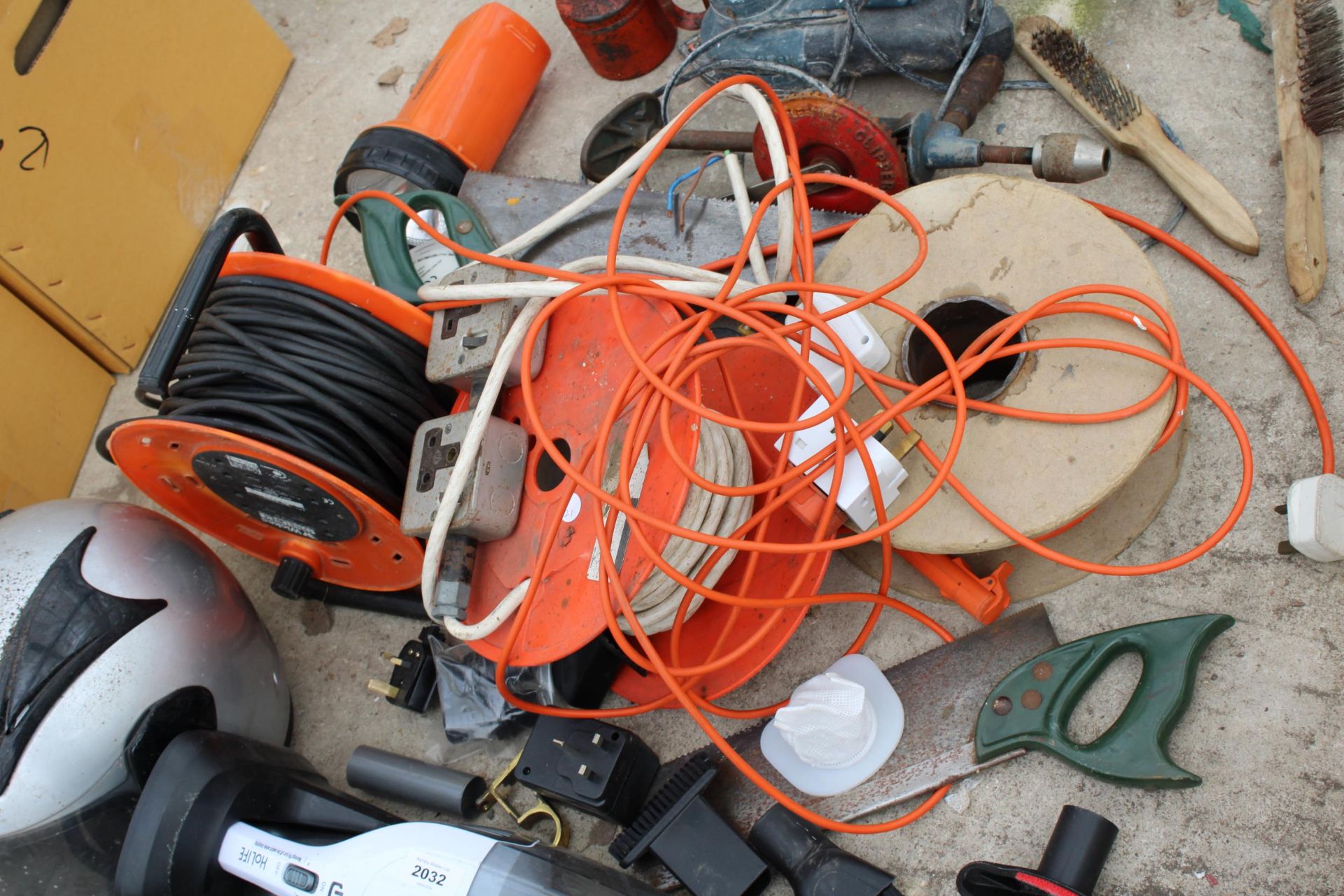 AN ASSORTMENT OF ITEMS TO INCLUDE EXTENSION LEADS, A MOTORBIKE HELMET AND AN ELECTRIC SANDER ETC - Image 3 of 4