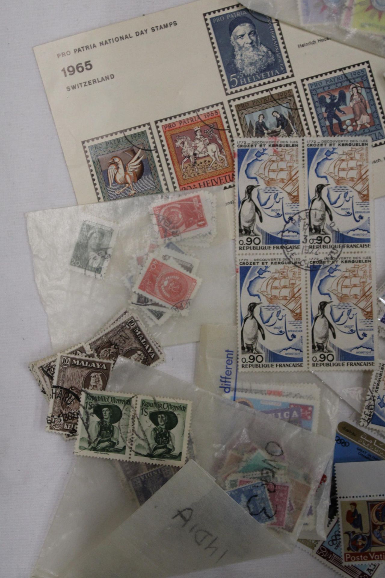 A QUANTITY OF STAMPS IN PACKETS FROM AROUND THE WORLD - Image 2 of 5