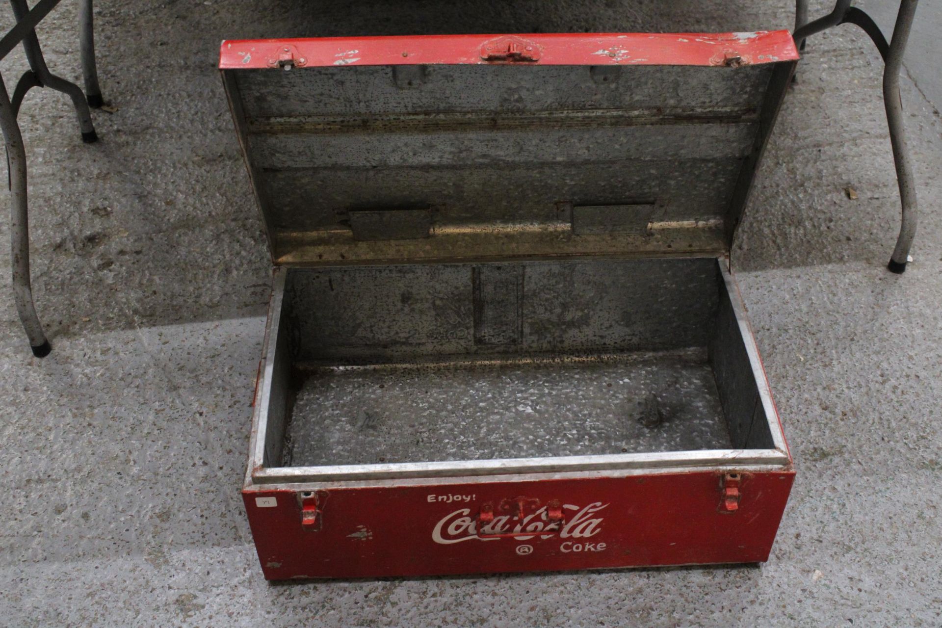 A LARGE RED 'COCA-COLA' COOL BOX, HEIGHT 28CM, WIDTH 68CM, DEPTH 39CM - Image 3 of 5