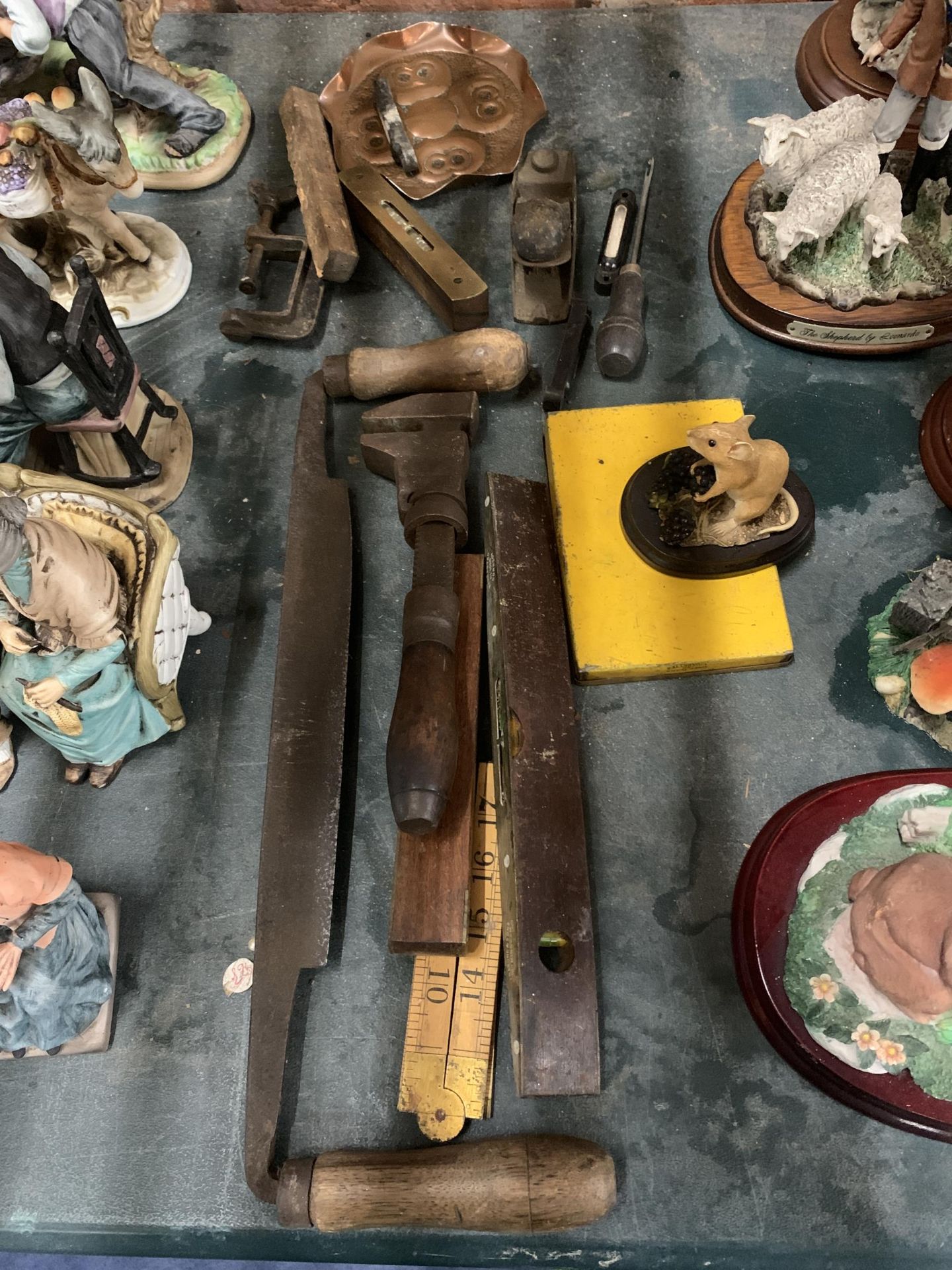 A QUANTITY OF MIXED VINTAGE TOOLS, SPIRIT LEVELS AND MEASURING TOOLS ETC
