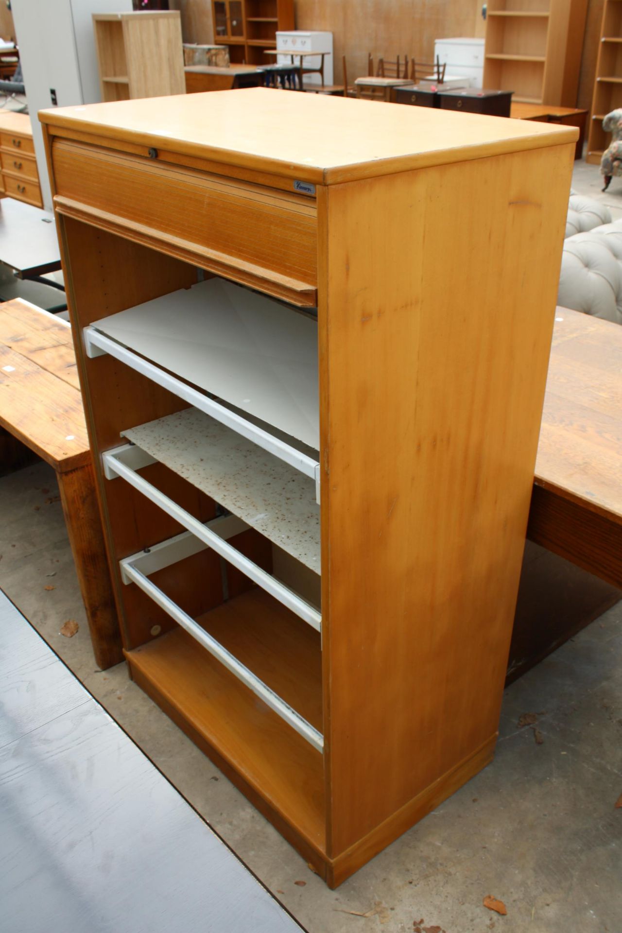 A MODERN KINNARDS HANGING SIDE FILING CABINET WITH PULL-OUT HANGARS WITH TAMBOUR FRONT, 31.5" WIDE - Image 4 of 5