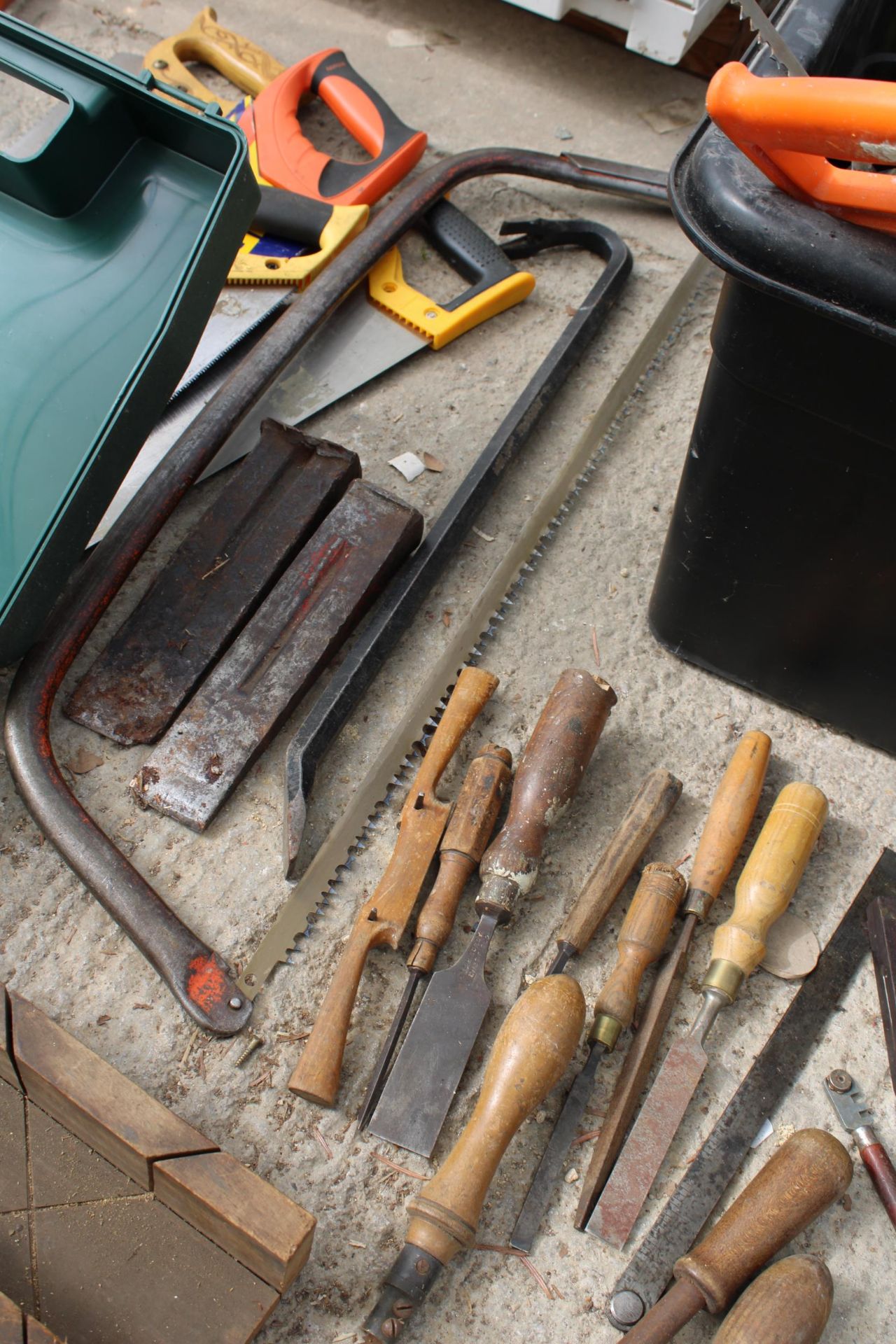 AN ASSORTMENT OF TOOLS TO INCLUDE G CLAMPS, CHISELS AND SAWS ETC - Image 5 of 7